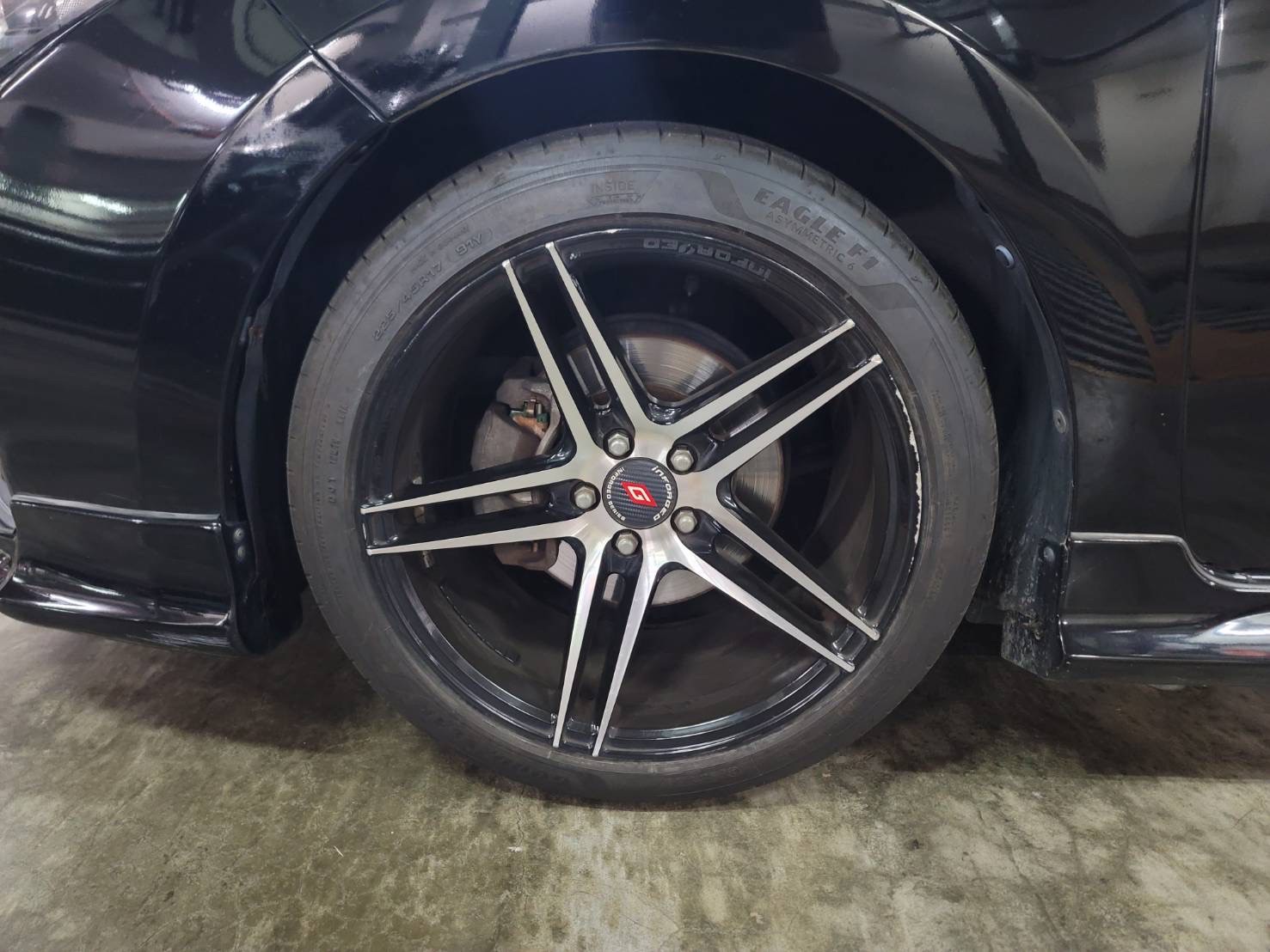 車換車的貸款問題 :車換車通常搞的很複雜就是車子有汽車貸款 ,但其實小曾鉅細靡遺講解一次大家就可以理解了,其實也沒有想像中困難 !! 一樣是可以換的,通常會發生兩種情形 。 第一、剩餘貸款低於殘值 比方說我一開始的舉例 ,您的 Ford Fiesta 收車價是 20萬 ,貸款還有 10萬沒結清 。 所以假設您跟我們買這台二手福斯 Golf 好了 ,這台車 38 萬 。 因為您的貸款要結清才能將車過戶給我們 ,所以將車的殘值扣除貸款,接著我們幫您代墊後會收 28萬差額 ,等同於您的車只能抵 10萬元現金。 第二、剩餘貸款高於殘值 假設您的 Ford Fiesta 當初有找錢或是全額貸會比較容易發生這個狀況,比方說您的 Ford Fiesta 收車價是 20萬 ,但貸款還剩 25萬 。 接著我們一樣用這台二手 Golf 舉例,這台售價38萬 ,這樣殘值扣除貸款還要多貼 5萬才能結清 。不結清的話也沒辦法過戶喔 !所以如果和我們車換車 ,您必須再給我們 43 萬才能完成這次的交易 。 車換車繼續找錢及全額貸0頭款也可以嗎 ? 當然可以啊 ,如果您的剩餘貸款超出車價,然後還想要繼續買下一台車全額貸甚至找錢的話,我們只要將原本您的舊車折抵後看要補差額多少 ,然後送件金額寫這個差額即可 。 不過詳細還是要看客戶買的車款是什麼,我們再來評估成功的機率高不高 ,基本上我們也不會隨便幫你送件喔。 關於二手車貸款的知識有空可以先看這兩篇喔! 相信您會對中古車貸款更加熟悉: 中古車貸款第一篇:送件前你必須了解的注意事項 - 快速知道自身信用和車貸過件的重點 中古車貸款第二篇 - 信用瑕疵和信用小白該如何過件買中古車 ? 信用瑕疵可以找小曾車庫過件幫你圓夢一台二手車 ! 車換車推薦二手車商 - 小曾車庫 : 小曾車庫採用高收購價 >低售價的薄利方式 ,讓您的車換車價值提升到最高 。 而且如果您的愛車是被扣牌一樣能進行車換車 、接近報廢的車我們甚至直接出超過報廢價讓您更換~ 如果有任何換車服務都可以找我們討論喔 !小曾車庫什麼車都能夠收購 ~