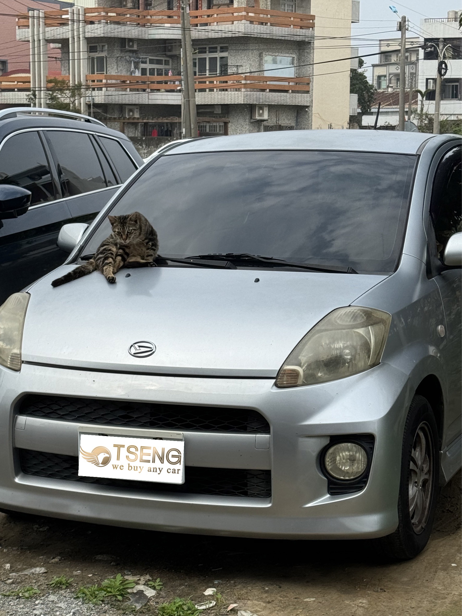 第一、剩餘貸款低於殘值 比方說我一開始的舉例 ，您的 Ford Fiesta  收車價是 20萬 ，貸款還有 10萬沒結清 。

所以假設您跟我們買這台二手福斯 Golf 好了 ，假設這台車 38 萬  。

因為您的貸款要結清才能將車過戶給我們 ，所以將車的殘值扣除貸款，接著我們幫您代墊後會收 28萬差額 ，等同於您的車只能抵 10萬元現金。

第二、剩餘貸款高於殘值

假設您的 Ford Fiesta 當初有找錢或是全額貸會比較容易發生這個狀況，比方說您的  Ford Fiesta  收車價是 20萬 ，但貸款還剩 25萬 。

接著我們一樣用這台二手 Golf  舉例，這台售價38萬 ，這樣殘值扣除貸款還要多貼 5萬才能結清 。

不結清的話也沒辦法過戶喔 !所以如果和我們車換車 ，您必須再給我們  43 萬才能完成這次的交易 。

車換車繼續找錢及全額貸0頭款也可以嗎 ?

當然可以啊 ，如果您的剩餘貸款超出車價，然後還想要繼續買下一台車全額貸甚至找錢的話，我們只要將原本您的舊車折抵後看要補差額多少 ，然後送件金額寫這個差額即可 。

不過詳細還是要看客戶買的車款是什麼，我們再來評估成功的機率高不高 ，基本上我們也不會隨便幫你送件喔。

關於二手車貸款的知識有空可以先看這兩篇喔! 相信您會對中古車貸款更加熟悉：

中古車貸款第一篇：送件前你必須了解的注意事項 - 快速知道自身信用和車貸過件的重點

中古車貸款第二篇 - 信用瑕疵和信用小白該如何過件買中古車 ? 信用瑕疵可以找小曾車庫過件幫你圓夢一台二手車 !