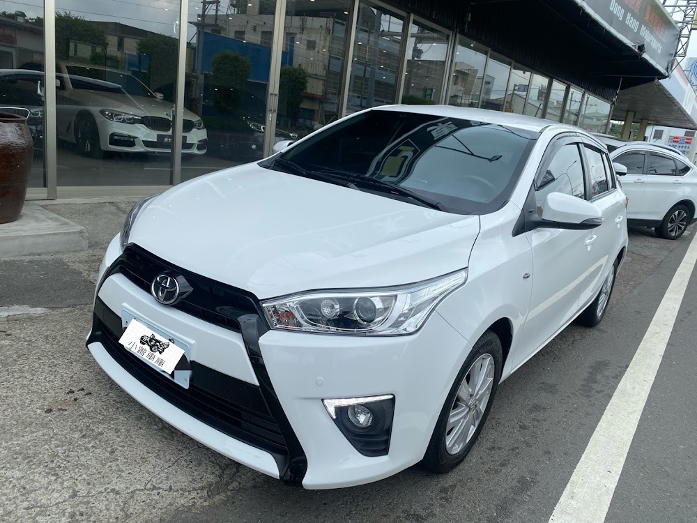 張小姐和我們聯繫收車 ，她有一台漂亮的白色 Yaris ，結果發現她離我們公司很近就直接開過來估車 。因為車子白色，外觀漂亮2016年的車又只有跑四萬 ，所以我們當然是加價買起來 !!
