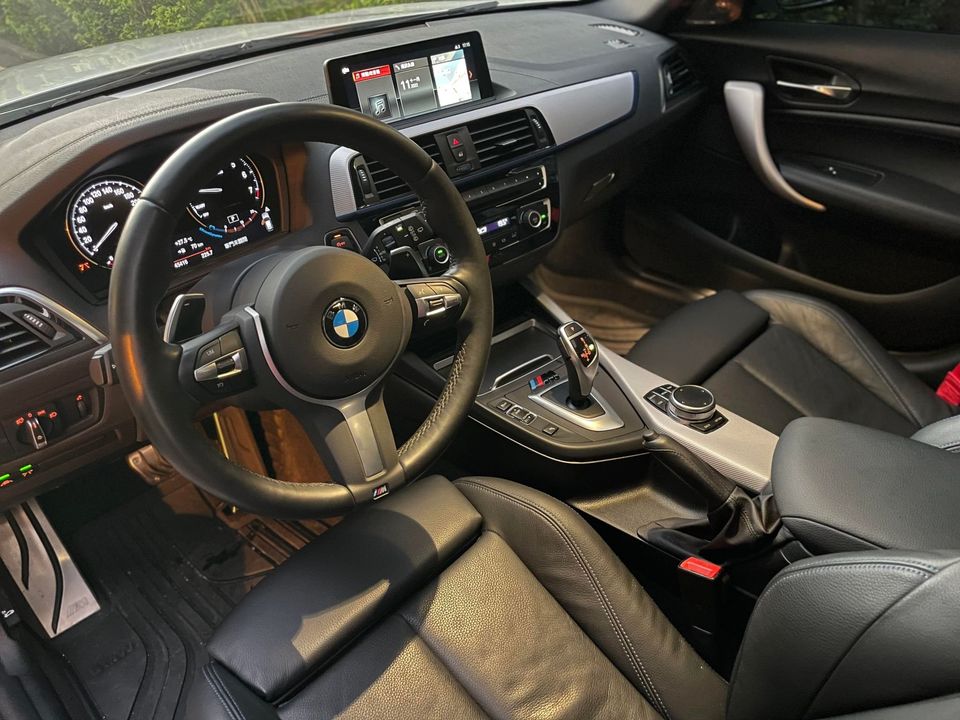 這台BMW 120i 超讚的 ，因為 2019年還在保固期 ，內裝外觀又新 。還有一些小改裝像巨石全段、小鴨尾，配備也很屌 ，雙前座電動座椅、哈曼音響、全車M化 。