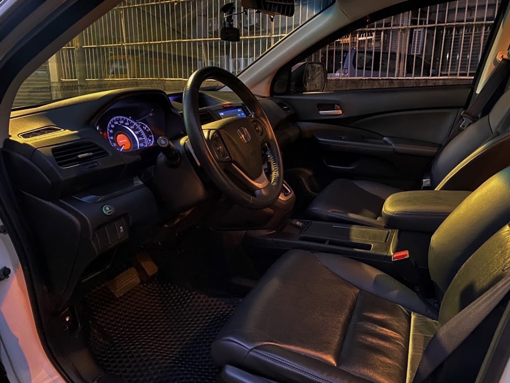 非原版件的車 ，我們收的價格一定比較低 、賣的也比較低 ，加上里程也高 。吳先生也清楚一分錢一分貨 ，最後我們就成功收購了這台 CRV ，感謝吳先生的支持!! 這台車是16年的，跑16萬 而且是 Vtis版 ，只賣 43.8萬 ，貸款最高可以貸到 91萬 ，如果有找錢需求的話可以趕快把它帶回家喔 !!!! 車都還能正常開 、內裝也不錯 ! 可以看小曾上次寫的事故車就不能買嗎 ? 事故車不是不能買 、最重要的是車商能不能誠實告訴你這台車的故事 !
