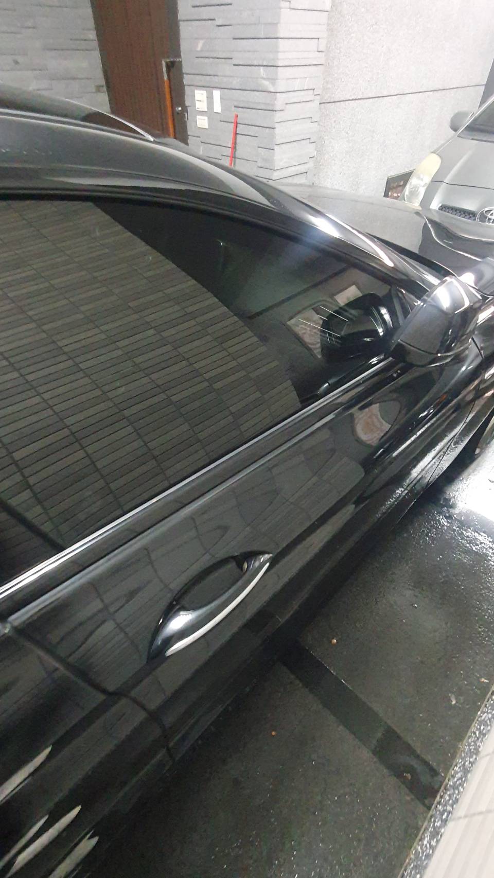 高雄方先生透過網路詢問我們他的2014 BMW 640iGC 跑八萬公里可以收多少錢 ，因為快過年想要換點現金來用 。方先生自己也有找一些車商估價過 ，最後卻選擇了我們 ，今天就來分享這個故事。 首先 640GC這車比較特別 ，算是 BMW 的冷門車又是大CC數，加上這款引擎年份到了比較容易遇到一些問題 ，也不是很熱門的車款，所以普遍車商們都不太願意收 。 所以方先生挑了許多家 ，其中一家出的價格和我們的價格一樣，但因為小曾團隊不玩高價估車釣魚的花招 ，讓客人換錢的速度又非常快 ，我們網路的價格基本上都會等於實際收車價。 所以最後是我們的誠信讓方先生選擇我們 ，與其冒險去碰到一些喊高價現場砍價的車商，不如選擇我們實實在在。