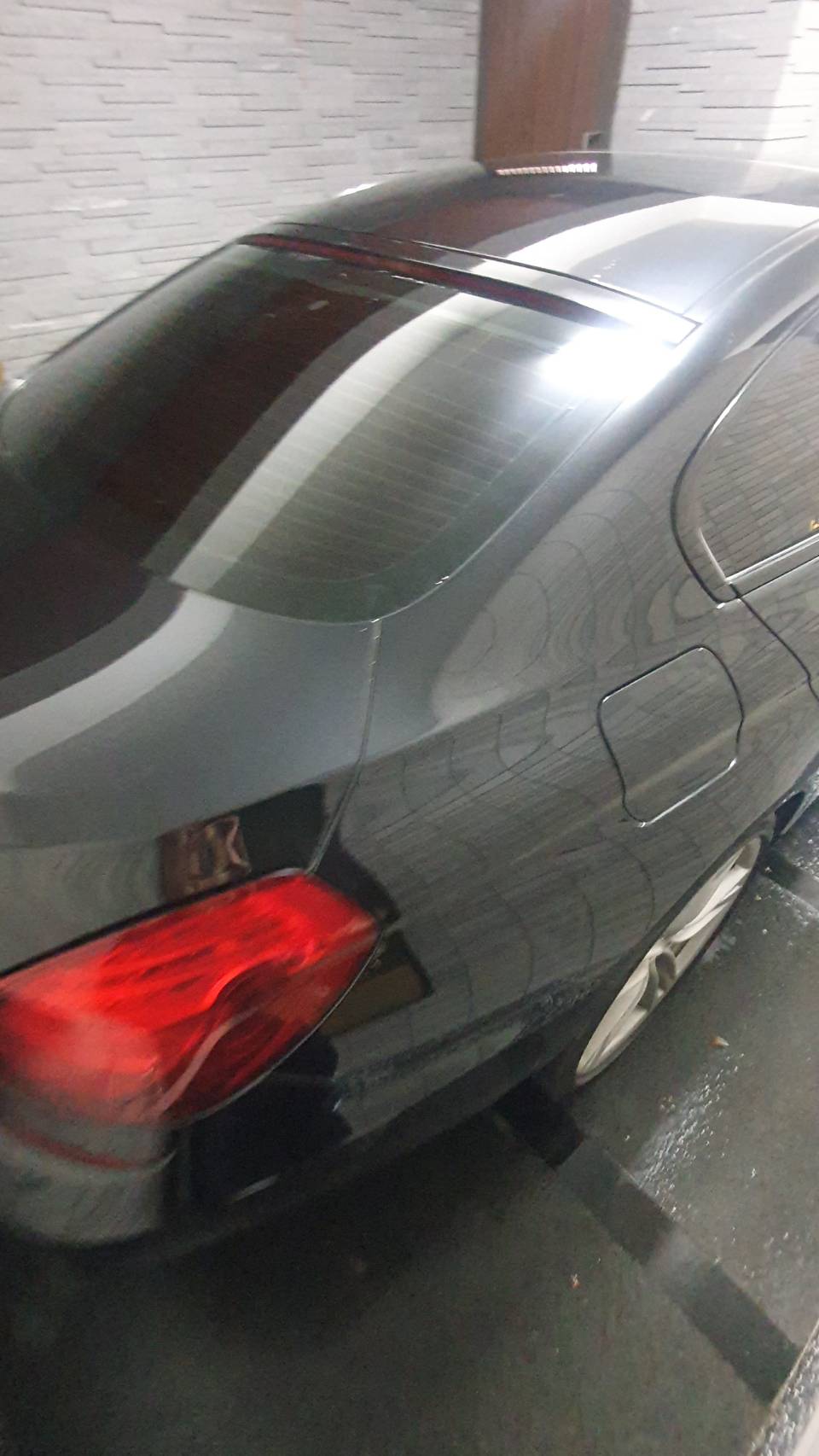高雄方先生透過網路詢問我們他的2014 BMW 640iGC 跑八萬公里可以收多少錢 ，因為快過年想要換點現金來用 。方先生自己也有找一些車商估價過 ，最後卻選擇了我們 ，今天就來分享這個故事。 首先 640GC這車比較特別 ，算是 BMW 的冷門車又是大CC數，加上這款引擎年份到了比較容易遇到一些問題 ，也不是很熱門的車款，所以普遍車商們都不太願意收 。 所以方先生挑了許多家 ，其中一家出的價格和我們的價格一樣，但因為小曾團隊不玩高價估車釣魚的花招 ，讓客人換錢的速度又非常快 ，我們網路的價格基本上都會等於實際收車價。 所以最後是我們的誠信讓方先生選擇我們 ，與其冒險去碰到一些喊高價現場砍價的車商，不如選擇我們實實在在。