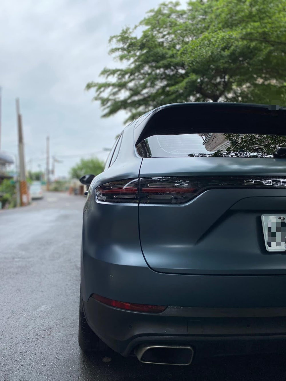Porsche Cayenne要找誰估價呢? 二手凱燕要賣給誰呢?有哪間中古車商真正懂保時捷的行情? 有哪間車商不會網路估車高價釣魚? 答案就是找我們小曾車庫團隊 ，看看今天的客戶葉先生為什麼選擇我們吧 。 客戶葉先生有一台2018 年 Porsche Cayenne 二手，里程只有跑 4.6萬公里 。葉先生一直強調他花了很多時間金錢在 Cayenne 身上 。本來是金屬月光藍 ，花了快十萬把整車貼成蕭光膜 ，前、後燈具也是燻黑貼膜 。更扯的是 A、B、C柱都有髮絲紋貼摩 、中控台也有透明膜包覆 。整車不要說有傷了 ，連跳石痕跡、指紋都沒有 。而且是總代理一手車、原廠保養 .... 聽到這邊小曾真的是嚇死了 ，很少看到跟葉先生一樣把車當成自己孩子 。接著葉先生在網路詢問他車的等級這麼高，你們要出多少呢 ? 小曾這時跟同仁們評估 ，覺得客戶都顧成這樣，必須出一個不會漏氣的價格才行 。 小曾團隊想了很久終於丟了一個報價 ，葉先生似乎沉思了一陣子才回覆 。一開始葉先生覺得這個價格比預期低一些 ，我們有和他解釋我們是收購的價格 ，一定會比自售低的 。但是以眾多車行來說我相信我們的收車價格算是高的 。 後來葉先生覺得我們團隊為人正派 、年輕、回覆也很清楚 ，與其繼續比價多拿一點點錢，但卻要承擔其他不良車商可能會造成的麻煩 。不如就找一間正派經營 ，實車和網路幾乎一樣的車商 。於是就約了一天到現場估這台 Porsche Cayenne 。 現場因為整台車都是保護膜 ，跟超級瑪莉吃無敵星一樣根本沒辦法扣錢 ，所以就按照網路價格跟葉先生簽約了 !!!!! 謝謝葉先生的信任及支持 !!! 相信這台馬上就秒殺了 !!
