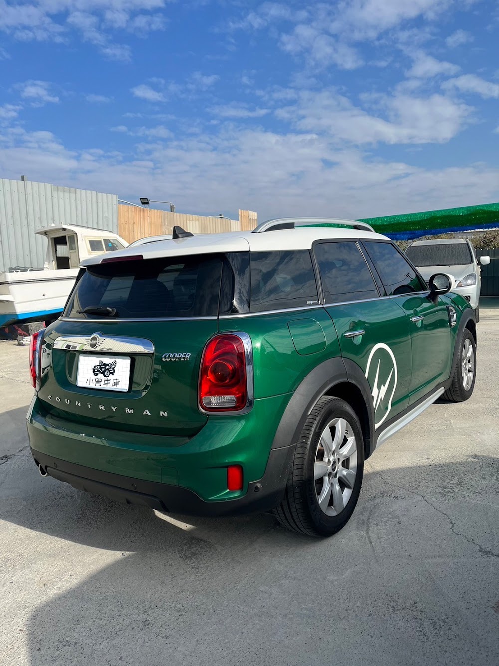 台南高大哥有一台 2019的 Mini Countryman 公里數2萬公里，車況超級好 。因為覺得太小台了所以準備換 BMW 大車 !! 因緣際會下上網找到我們估車 ，看我們北部的價格能不能拚贏南部 。後來我們的價格比他在南部找的車商來的高，所以就預約南下收購了 !!! 實際看車 ，整台車跟新的一樣 ，里程低 、鈑件正常 ，當然是快速買起來啦 !! 買完這台超讚Countryman ，還順便去吃文章牛肉湯慶功一下 。 這台新車價 185 萬 ，四人座超讚的 ，最近會回到店裡 ，想要的可以趕快買起來喔!!!謝謝高大哥的信任和支持 ，阿莎力就是讚啦 !!!