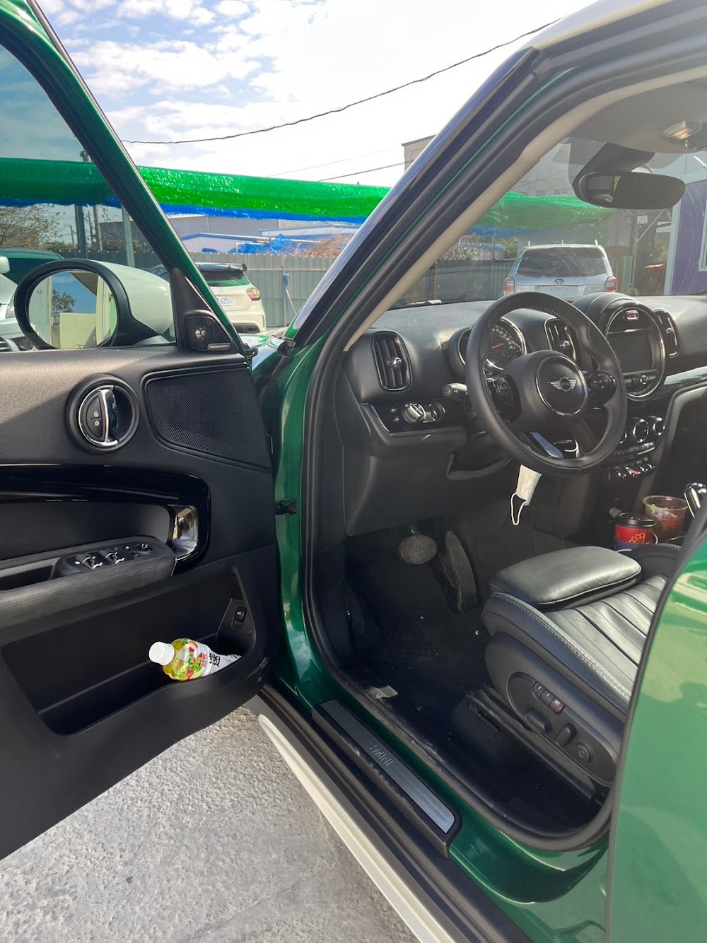 台南高大哥有一台 2019的 Mini Countryman 公里數2萬公里，車況超級好 。因為覺得太小台了所以準備換 BMW 大車 !! 因緣際會下上網找到我們估車 ，看我們北部的價格能不能拚贏南部 。後來我們的價格比他在南部找的車商來的高，所以就預約南下收購了 !!! 實際看車 ，整台車跟新的一樣 ，里程低 、鈑件正常 ，當然是快速買起來啦 !! 買完這台超讚Countryman ，還順便去吃文章牛肉湯慶功一下 。 這台新車價 185 萬 ，四人座超讚的 ，最近會回到店裡 ，想要的可以趕快買起來喔!!!謝謝高大哥的信任和支持 ，阿莎力就是讚啦 !!!