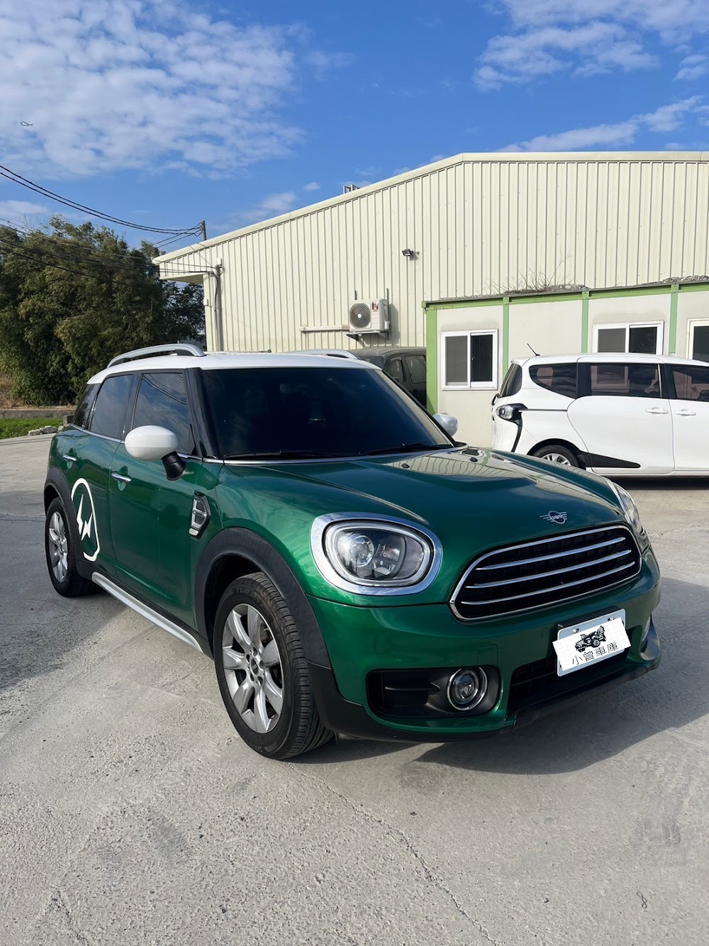台南高大哥有一台 2019的 Mini Countryman 公里數2萬公里，車況超級好 。因為覺得太小台了所以準備換 BMW 大車 !! 因緣際會下上網找到我們估車 ，看我們北部的價格能不能拚贏南部 。後來我們的價格比他在南部找的車商來的高，所以就預約南下收購了 !!! 實際看車 ，整台車跟新的一樣 ，里程低 、鈑件正常 ，當然是快速買起來啦 !! 買完這台超讚Countryman ，還順便去吃文章牛肉湯慶功一下 。 這台新車價 185 萬 ，四人座超讚的 ，最近會回到店裡 ，想要的可以趕快買起來喔!!!謝謝高大哥的信任和支持 ，阿莎力就是讚啦 !!!