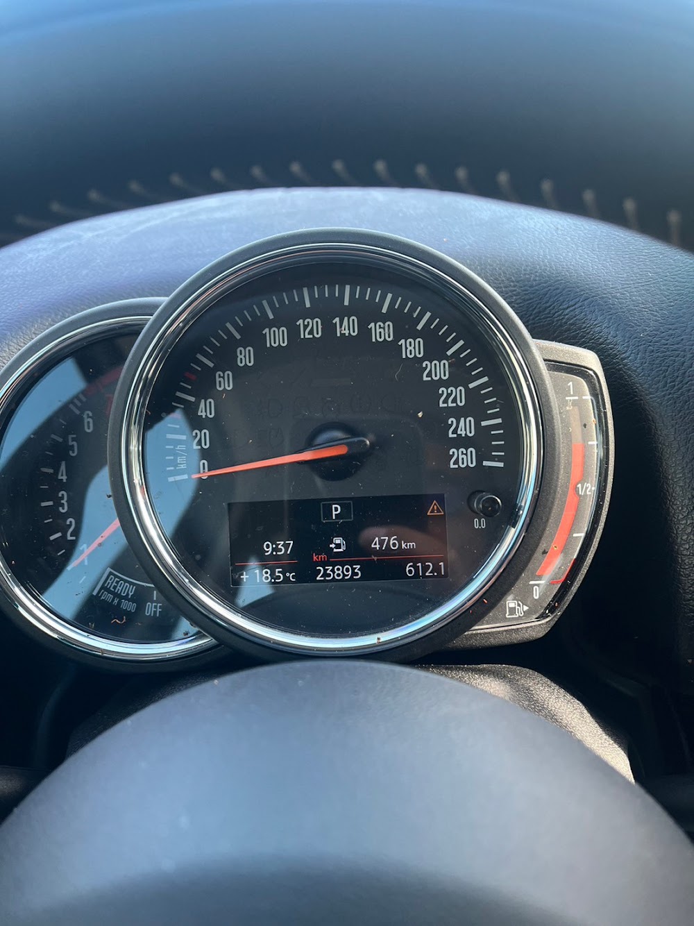 台南高大哥有一台 2019的 Mini Countryman 公里數2萬公里，車況超級好 。因為覺得太小台了所以準備換 BMW 大車 !! 因緣際會下上網找到我們估車 ，看我們北部的價格能不能拚贏南部 。後來我們的價格比他在南部找的車商來的高，所以就預約南下收購了 !!! 實際看車 ，整台車跟新的一樣 ，里程低 、鈑件正常 ，當然是快速買起來啦 !! 買完這台超讚Countryman ，還順便去吃文章牛肉湯慶功一下 。 這台新車價 185 萬 ，四人座超讚的 ，最近會回到店裡 ，想要的可以趕快買起來喔!!!謝謝高大哥的信任和支持 ，阿莎力就是讚啦 !!!