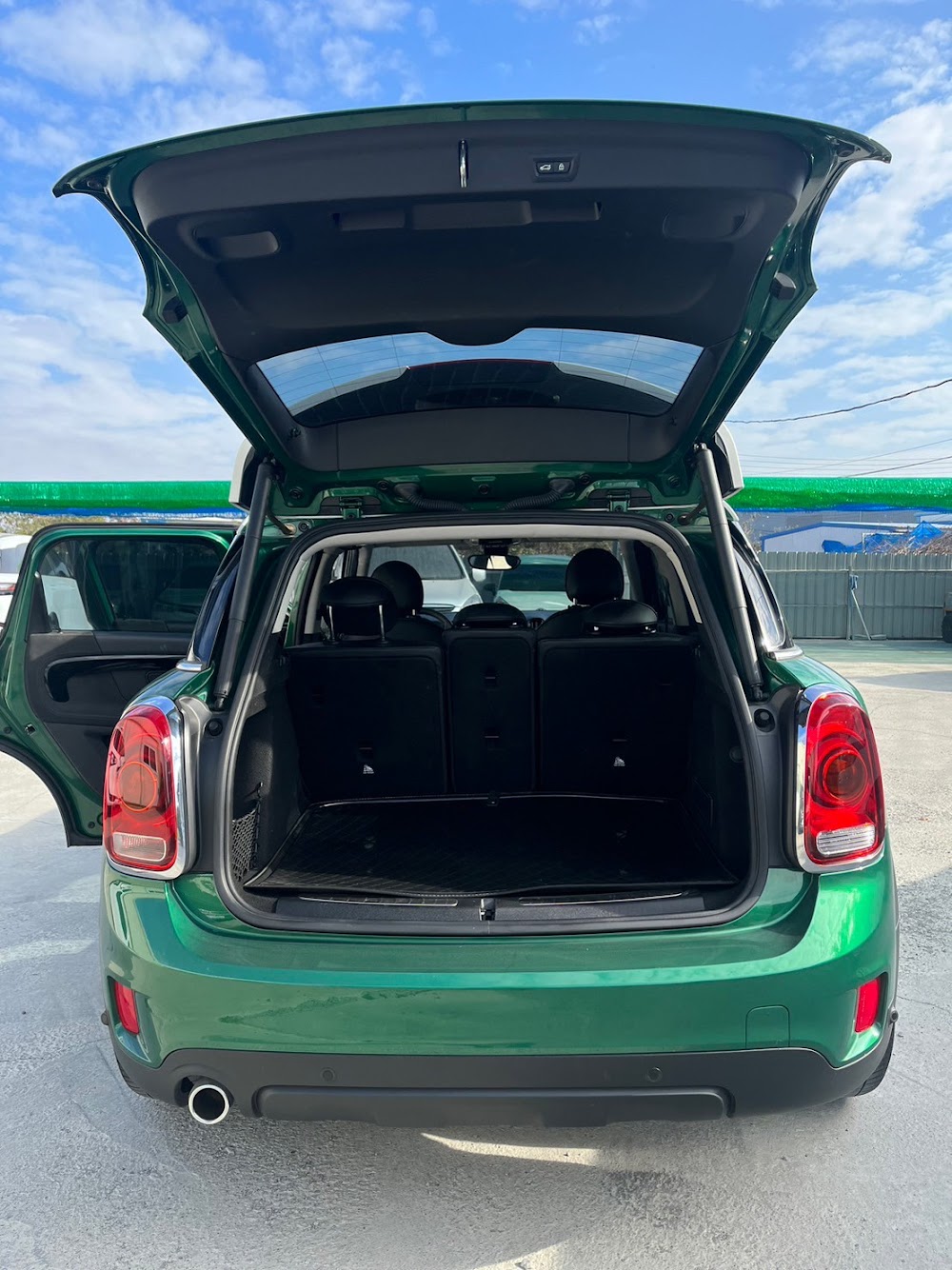 台南高大哥有一台 2019的 Mini Countryman 公里數2萬公里，車況超級好 。因為覺得太小台了所以準備換 BMW 大車 !! 因緣際會下上網找到我們估車 ，看我們北部的價格能不能拚贏南部 。後來我們的價格比他在南部找的車商來的高，所以就預約南下收購了 !!! 實際看車 ，整台車跟新的一樣 ，里程低 、鈑件正常 ，當然是快速買起來啦 !! 買完這台超讚Countryman ，還順便去吃文章牛肉湯慶功一下 。 這台新車價 185 萬 ，四人座超讚的 ，最近會回到店裡 ，想要的可以趕快買起來喔!!!謝謝高大哥的信任和支持 ，阿莎力就是讚啦 !!!