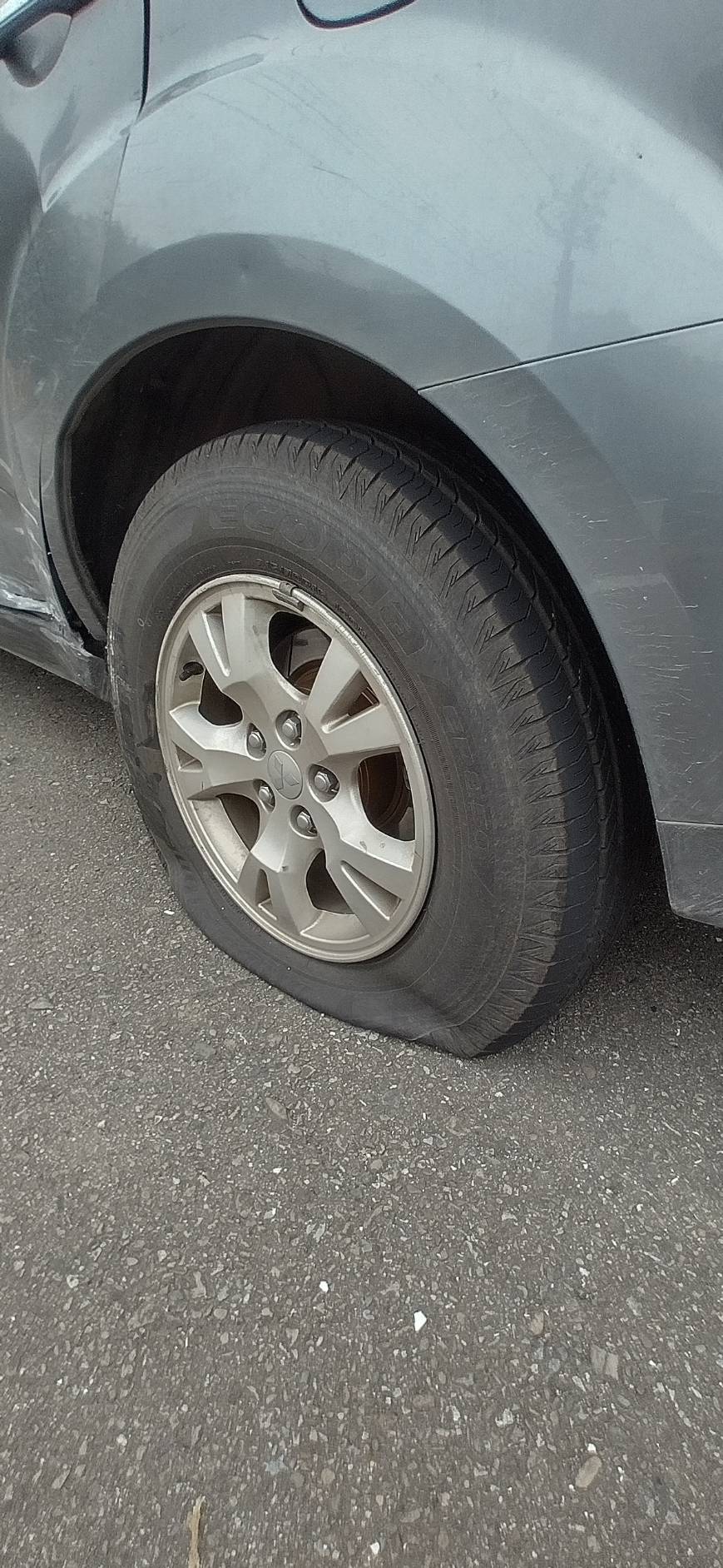 王先生有一台 三菱Mitsubishi Outlander ，因為發生了事故覺得維修費太高 ，所以想找車商進行收購。其實王先生的擦撞不是很嚴重 ，主要就左側刮傷以及爆胎，處理起來並不是太困難。 但其實在 2023 的時代越來越少人喜歡收事故車了 ，網路上很多人一直嘴收事故車賣很爽很賺，其實小曾在這篇事故車分類懶人包就有說明收事故車不代表很賺 ，雖然收的低但風險可能也很高 。 如果看走眼發現維修費加上收車價不划算 ，賠錢賣都是常常發生的事情 ，這就是為什麼越來越少車商願意收事故車 。容易被客戶罵、被客戶告、賠錢機率也很高 ... 小曾之所以敢收事故車 ，主要是小曾團隊常常遇到需要找錢的客戶 ，這些客戶不在乎車況，需要的是一個周轉救命的機會 。甚至有時候一些客戶也不需要我們維修，可以現況和現金交給他們就好 。 王先生就是這樣的案例，問了很多車商都不願意收購他的車，最後找上我們直接到現場收購回來。幫王先生處理了麻煩 ，也可以讓救下一個需要周轉急用的找錢客戶 ，真的是一石二鳥呢!!! 如果大家的愛車遇到了事故需要找車商收購，也很歡迎找我們估價看看 !!! 謝謝王先生力挺喔!!我們應該有徹底解決您的麻煩 !!