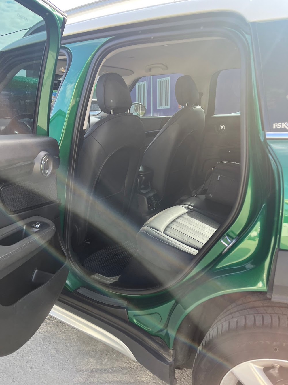 台南高大哥有一台 2019的 Mini Countryman 公里數2萬公里，車況超級好 。因為覺得太小台了所以準備換 BMW 大車 !! 因緣際會下上網找到我們估車 ，看我們北部的價格能不能拚贏南部 。後來我們的價格比他在南部找的車商來的高，所以就預約南下收購了 !!! 實際看車 ，整台車跟新的一樣 ，里程低 、鈑件正常 ，當然是快速買起來啦 !! 買完這台超讚Countryman ，還順便去吃文章牛肉湯慶功一下 。 這台新車價 185 萬 ，四人座超讚的 ，最近會回到店裡 ，想要的可以趕快買起來喔!!!謝謝高大哥的信任和支持 ，阿莎力就是讚啦 !!!