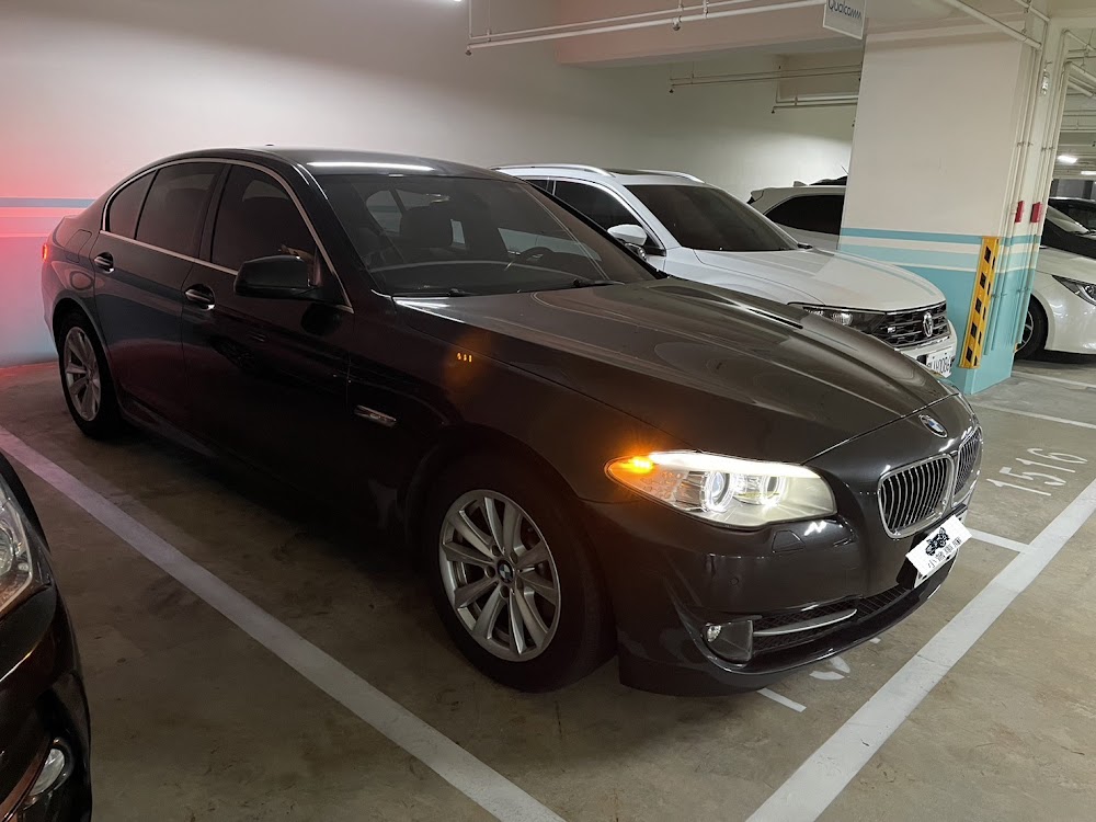 客戶陳先生有一台2010 BMW 520d 柴油車 ，柴油車通常里程高跑的又多 ，要整理的東西就多 。所以他問了許多中古車行都沒人願意收購，最後在網路找到小曾 。 小曾團隊為什麼敢收有年份的寶馬柴油車呢? 難道不怕整理費很貴嗎 ? 因為小曾以前就開BMW 柴油 ，也知道怎麼整理重點零件 。小曾本身也有很多跑國道長途的客人喜歡買柴油車 ，他們覺得 BMW 柴油車省錢又安全 。 所以網路估價滿意後 ，我們直接南下到陳先生家估車 ，雖然里程十八萬公里有點高 ，但車況好非常好 ，所以我們只要收回來整理一些東西就可以開賣了 !!!! 當天雙方聊得很愉快 ，就快速成功收購了 !! 謝謝陳先生支持 ，您的愛車交給我們去找下一個主人囉 !!