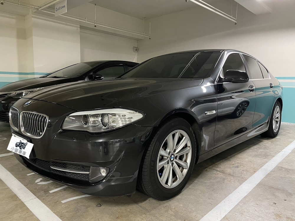 客戶陳先生有一台2010 BMW 520d 柴油車 ，柴油車通常里程高跑的又多 ，要整理的東西就多 。所以他問了許多中古車行都沒人願意收購，最後在網路找到小曾 。 小曾團隊為什麼敢收有年份的寶馬柴油車呢? 難道不怕整理費很貴嗎 ? 因為小曾以前就開BMW 柴油 ，也知道怎麼整理重點零件 。小曾本身也有很多跑國道長途的客人喜歡買柴油車 ，他們覺得 BMW 柴油車省錢又安全 。 所以網路估價滿意後 ，我們直接南下到陳先生家估車 ，雖然里程十八萬公里有點高 ，但車況好非常好 ，所以我們只要收回來整理一些東西就可以開賣了 !!!! 當天雙方聊得很愉快 ，就快速成功收購了 !! 謝謝陳先生支持 ，您的愛車交給我們去找下一個主人囉 !!