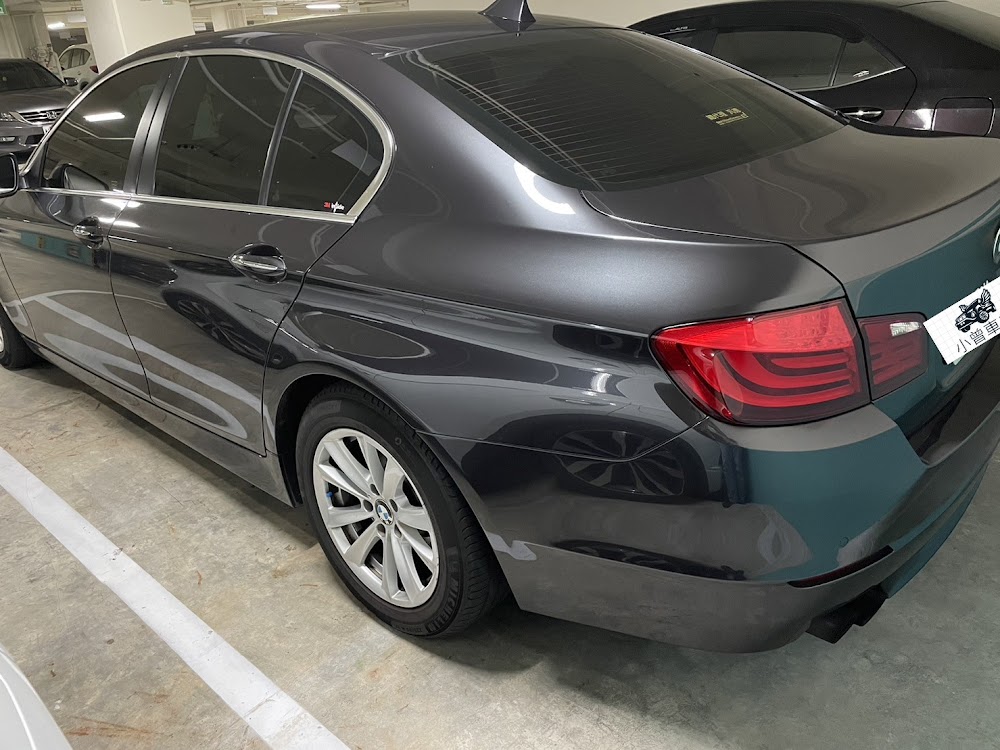 客戶陳先生有一台2010 BMW 520d 柴油車 ，柴油車通常里程高跑的又多 ，要整理的東西就多 。所以他問了許多中古車行都沒人願意收購，最後在網路找到小曾 。 小曾團隊為什麼敢收有年份的寶馬柴油車呢? 難道不怕整理費很貴嗎 ? 因為小曾以前就開BMW 柴油 ，也知道怎麼整理重點零件 。小曾本身也有很多跑國道長途的客人喜歡買柴油車 ，他們覺得 BMW 柴油車省錢又安全 。 所以網路估價滿意後 ，我們直接南下到陳先生家估車 ，雖然里程十八萬公里有點高 ，但車況好非常好 ，所以我們只要收回來整理一些東西就可以開賣了 !!!! 當天雙方聊得很愉快 ，就快速成功收購了 !! 謝謝陳先生支持 ，您的愛車交給我們去找下一個主人囉 !!