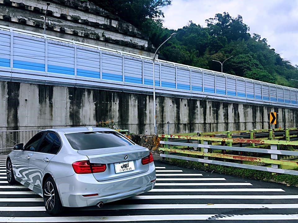 史先生有一台 2012 的 BMW F30 318d ，雖然銀色配備也不多 ，但里程蠻低的只有七萬。因為問了好多家車商都不收這個年份的BMW 柴油車 ，更不用說他是柴油車了...所以找上小曾團隊。 結果發現我們不只有意願收購他的愛車318d ，網路估價也讓他覺得滿意。史先生剛好住附近，所以直接到開到我們店面請我們估車 。最後就是成功簽約把現金給史先生囉 !!!! 小曾試車覺得其實車很順很好開欸 ，感覺應該很多客人會喜歡!! 幾十萬就能開到 BMW ，安全又有保障，柴油車又很省油錢 。各位如果也是開BMW的柴油車歡迎找我們馬上估價喔!!讓您有個滿意的價格，也能讓我們的客戶安全上路 ，真的是一石二鳥呢!!!