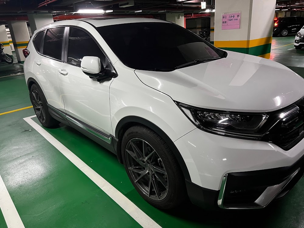 彰化陳先生網路找到我們，所以諮詢估車的事情 ，這台因為2022超級新 才跑一萬八千公里。雖然陳先生的車漂亮、跑少 ，但唯一一個問題就是他有在外觀上進行改裝 。 小曾在改裝過的中古車提高收車價的 2 個方法公開給大家知道有說到如果改裝有留著原廠零件這樣收車價會比較好 。針對改裝二手車我們要求的是一個恢復性，可以恢復的話價格就漂亮一些。 至於陳先生的部份因為改裝了鋁圈、避震，雖然鋁圈他有說可以換回原廠框 ，但避震沒有原廠件。這部份我們看車前都有跟陳先生說清楚講明白 ，我們網路報價是按照全車原廠為主 ，如果可以換回我們比照辦理 ，如果有些零件不能換回我們現場就要扣一些些錢 。 和陳先生說明清楚我們的作法 ，也得到他的認同 !!! 而不是像某些車商到府估車 ，想扣就扣 、也不告訴客人為什麼 。最後就和陳先生預約到府看車 ，成功收購這台2022 CRV 囉 !!感謝陳先生力挺 ，這台車雖然改了一點東西 ，但車很漂亮也在原廠保固範圍 !!!!應該也可以秒殺的 。