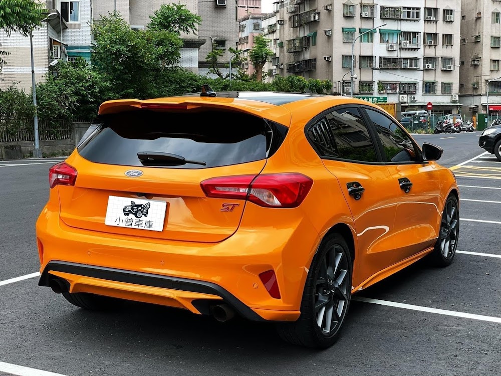 今天運氣超好收到一台屌屌的車 ，Ford Focus ST 是 Focus 中的超級小鋼炮 ，馬力有 280匹，搭載C2 底盤又穩又快 ，根本不輸 Golf 啦 !!! 王先生有一台橘色2020 Focus ST小鋼炮 ，顏色是罕見亮橘色 ，里程只有跑 17454 公里。很多車商都不喜歡福特的中古車覺得妥善率稍微差 ，加上顏色太搶眼都沒人敢高價收購。所以在網路找上我們試試水溫 ，我們報價後覺的這價格很不錯 ，於是今天就約我們去估車。 車況漂亮、里程少 ，當然就是現金直接帶回家啦 !!!車漂亮到小曾都想自己拿來開了 ，但是剛剛回到公司有一個年輕阿弟仔看到這台車直接暈船了，他說等下要跟爸媽討論一下要不要買這台 ，晚上就知道會不會秒殺了 !!! 謝謝王先生力挺欸 ，直接估直接收，沒有再拖泥帶水的 ，交了一朋友又有漂亮車真的是很棒 !!! 王先生回家也留言給我們 ，覺得我們真的很不錯 ，讓他多一點錢可以換其他新車 ，下一台應該還是會找我們收購的 !!