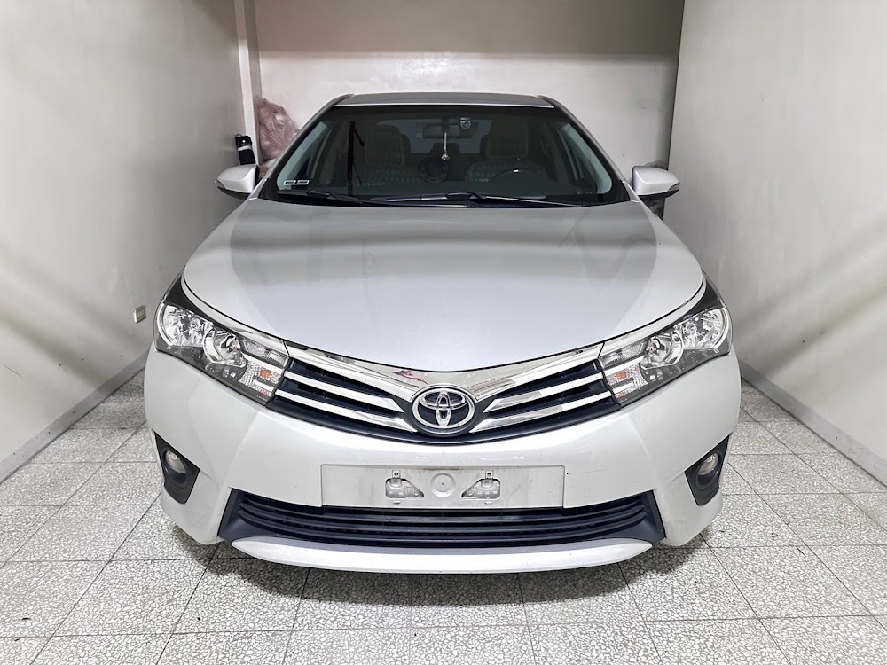 一、什麼是扣牌車 ?扣牌車的定義和知識說明 扣牌車就是所謂的車輛牌照被吊扣銷 ,車牌被監理站收回,不能開在路上。會被吊扣就是你開車有遇到刑事上的問題 ,大多數都是公共危險罪像是酒駕、危險駕駛、嚴重超速、故意撞人等等 。最常遇到的就是酒駕 ,要被扣牌兩年喔!!!然後今年七月超速40以上也要被扣牌半年啦 ,真的是越來越嚴格了!! 所以大家開車一定要乖乖的 ,不然很麻煩 。 幾個扣牌的基礎知識分享 : 1.雖然被扣牌不能上路,可是扣牌是可以過戶的喔 。 2.扣牌是不能申請臨時牌的,不要肖想了! 3.扣牌可以申請報廢嗎? 可以的喔! 如果車太舊的話就報廢吧! 4.扣牌時間是累計的嗎? 扣牌時間是累計的喔 ,一定要注意喔 !超速和酒駕同時被開單 ,就是加總變成扣兩年半啦!!還有遇過有客人超速40收到四張,就被扣牌兩年了 。 小曾車庫的扣牌車收購案例: 中古車收購紀錄 - 2022 Ford Kuga酒駕扣牌車收購 中古車收購紀錄- 2015 Toyota Altis酒駕扣牌車收購 中古車收購紀錄 -Mercedes Benz W246 B180超速扣牌車收購 中古車收購紀錄 - 2008 Honda Accord 超速扣牌車收購
