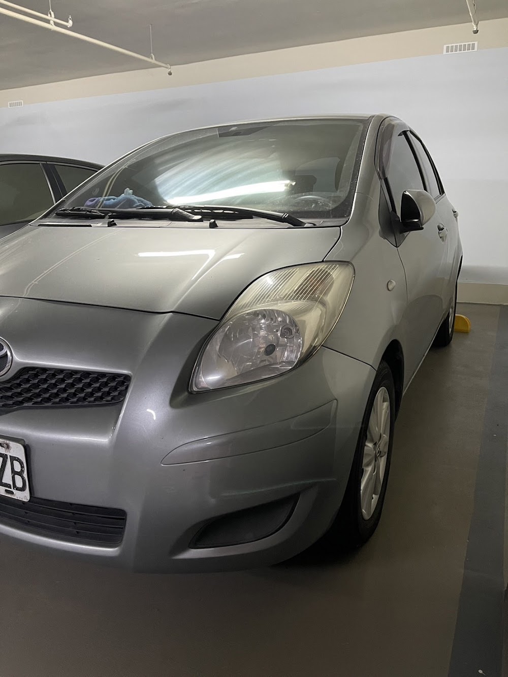 您有年紀較大的Toyota Yaris 想賣嗎? Yaris代步車車商會收嗎 ?Yaris非原版件可以收購嗎 ?可以看看何小姐和我們的故事喔!! 何小姐在網路上看到我們的收車資訊，覺得我們還不錯 ，所以請我們線上估二手車價。她的愛車是 Toyota Yaris 2009年G版 ，我們快速線上估完後給了一個合理的收購價格 ，何小姐之前有給其他車商估車 ，但估出來的價格比別人車商小賣價還高 ，所以我們有提醒何小姐這可能是低價釣魚 。 後來何小姐覺得我們比較值得信任，就約我們到現場看車 。我們有發現車門有更換過的狀況，可能是之前有擦傷在原廠出保 ，所以原版件當然價格會差一些 。可是小曾有在事故車這邊說過，這樣的車其實開起來一樣安全，代步是絕對可以的!!! 除此之外，其實這台灰色小鴨車況是漂亮的!!保養工單也很詳細呢!!!所以我們就按照網路的價格直接高價收購啦!!! 我們針對中古車估價估車都是採真實狀況去報價 ，您有換過板件、跑多 ，我們就會低一些 ，因為我們去賣客人也要講清楚車況阿 !! 我們不想收車的時候高價釣魚欺騙、也不想賣車的時候隱瞞車況去騙人 ，雖然難免有些客戶被高價釣魚的車商洗走 ，但小曾還是老老實實做生意 ，不求大富大貴、只求晚上能睡好覺。 謝謝何小姐支持啦!!!!! 您的愛車應該會很多漂亮小姐姐買來代步!!!!謝謝!!!