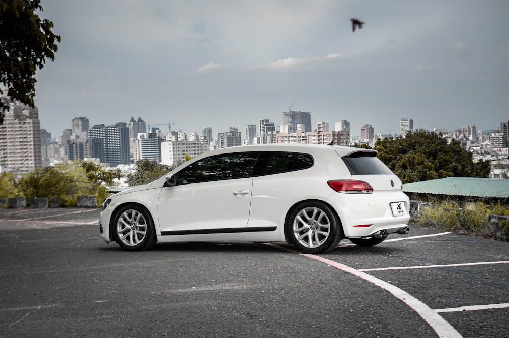 小曾車庫是少數敢高價估車收購 Scirocco 的車商，因為小曾有許多 VAG 車系的客戶，也有許多配合保養廠有辦法整理 VAG 車款。如果您也是開Scirocco想賣車給車商，無論事故或是漂亮車況，我們都敢收。，我們都可以為您提供線上估價服務，覺得價格滿意我們再預約看車 。 嘉義吳先生有一台 2012 VolkswagenScirocco喜拉客 1.4 ，在網路上詢問我們有沒有辦法估車收購他的愛車 。他拍胸保證他的車況絕對讚 !! 吳先生的車原廠160匹馬力還另外選了ABT晶片，大概有 200匹上下。而且變速箱、節流閥、考爾、火星塞全部都預防性更換過。更屌的是輪胎四顆碼牌直接換新的 PC6 。另外也有一些小改裝向是R版排檔頭、KSport高低可調避震、前後黑化鏢 。 最重要的是吳先生的 Scirocco 只跑 8 萬公里 !!一年大概只跑七八千而已 ，真的是開很少阿!!吳先生本來在網路上自售，但因為 Scirocco 太過冷門，沒有到很好賣也卡了好一陣子。最後他在網路看到我們似乎有賣過 Scirocoo ，所以就想找我們試試看到底可以收多少錢 。 我們在網路上收到吳先生的資訊後，團隊們稍微討論了一下，看在吳先生愛車愛成這樣的份上，我決定出一個我們高於行情的估價 。 吳先生收到估價後沉思了一天 ，因為畢竟和他的自售價有一些小差距，但在所有車商中我們的價格又是最漂亮的。其實這時候就要看客戶自己怎麼取捨啦，有時候自售放老半天又要花費精神時間 ，最後只多賺一點點也沒有真的比較好 ，時間就是金錢阿!! 後來吳先生決定還是優先賣給我們直接拿錢換新車，所以就直接和我們預約到府估車囉!!我們實車看真的都跟吳先生說的一樣欸 !! 零件都預防性更換、輪胎也新、車況良好無事故待修! 所以我們就直接現場付清啦!! 吳先生沒想過竟然可以這麼快就換現金 ! 隔天完成過戶後 立即通知吳先生 ，之後他也不用再花費心力去處理自售的客戶，也不用擔心什麼時候才會賣掉 !真的是太棒了!! 謝謝吳先生割愛這台 Scirocco ，我們會把他交給下一個適合的主人!!