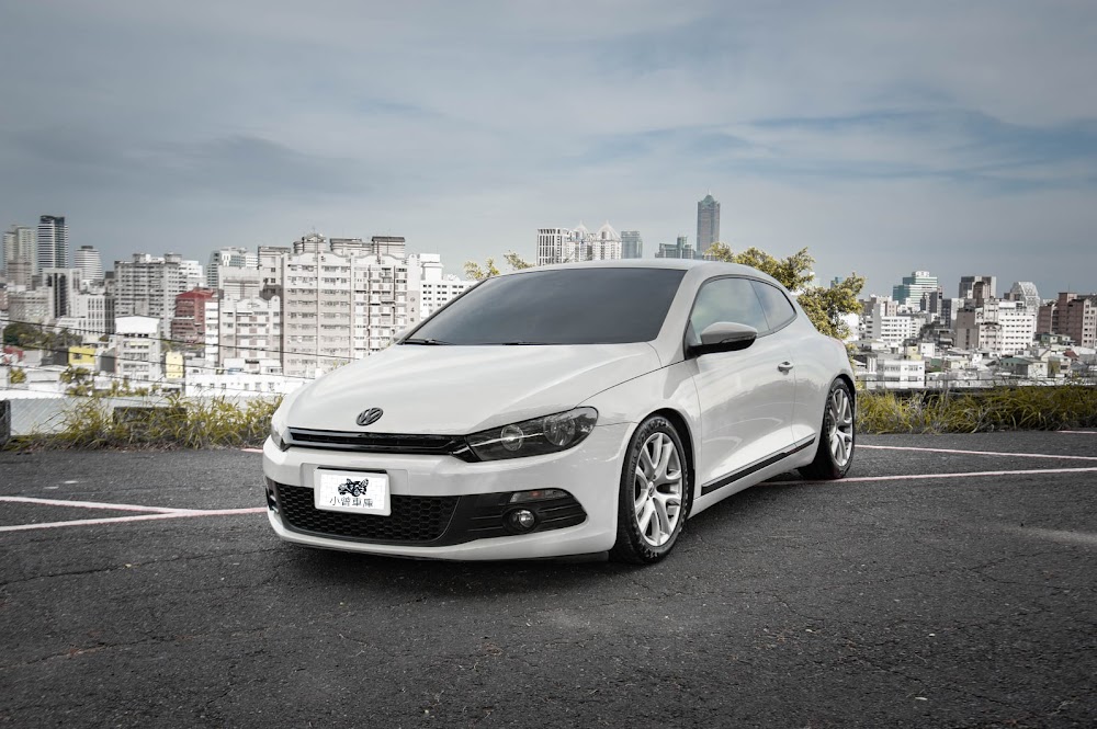 小曾車庫是少數敢高價估車收購 Scirocco 的車商，因為小曾有許多 VAG 車系的客戶，也有許多配合保養廠有辦法整理 VAG 車款。如果您也是開Scirocco想賣車給車商，無論事故或是漂亮車況，我們都敢收。，我們都可以為您提供線上估價服務，覺得價格滿意我們再預約看車 。 嘉義吳先生有一台 2012 VolkswagenScirocco喜拉客 1.4 ，在網路上詢問我們有沒有辦法估車收購他的愛車 。他拍胸保證他的車況絕對讚 !! 吳先生的車原廠160匹馬力還另外選了ABT晶片，大概有 200匹上下。而且變速箱、節流閥、考爾、火星塞全部都預防性更換過。更屌的是輪胎四顆碼牌直接換新的 PC6 。另外也有一些小改裝向是R版排檔頭、KSport高低可調避震、前後黑化鏢 。 最重要的是吳先生的 Scirocco 只跑 8 萬公里 !!一年大概只跑七八千而已 ，真的是開很少阿!!吳先生本來在網路上自售，但因為 Scirocco 太過冷門，沒有到很好賣也卡了好一陣子。最後他在網路看到我們似乎有賣過 Scirocoo ，所以就想找我們試試看到底可以收多少錢 。 我們在網路上收到吳先生的資訊後，團隊們稍微討論了一下，看在吳先生愛車愛成這樣的份上，我決定出一個我們高於行情的估價 。 吳先生收到估價後沉思了一天 ，因為畢竟和他的自售價有一些小差距，但在所有車商中我們的價格又是最漂亮的。其實這時候就要看客戶自己怎麼取捨啦，有時候自售放老半天又要花費精神時間 ，最後只多賺一點點也沒有真的比較好 ，時間就是金錢阿!! 後來吳先生決定還是優先賣給我們直接拿錢換新車，所以就直接和我們預約到府估車囉!!我們實車看真的都跟吳先生說的一樣欸 !! 零件都預防性更換、輪胎也新、車況良好無事故待修! 所以我們就直接現場付清啦!! 吳先生沒想過竟然可以這麼快就換現金 ! 隔天完成過戶後 立即通知吳先生 ，之後他也不用再花費心力去處理自售的客戶，也不用擔心什麼時候才會賣掉 !真的是太棒了!! 謝謝吳先生割愛這台 Scirocco ，我們會把他交給下一個適合的主人!!