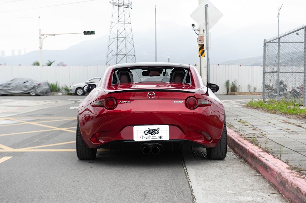 洪先生有一台2017年 Mazda MX-5 RF 2.0 旗艦版，顏色是漂亮魂動紅，而且是硬頂篷版本。Skyactive-G 2.0升引擎搭配6速手自排 ，前置引擎後輪驅動 ，只有跑 7萬公里 。而且無任何事故、無任何待修項目 。透過之前線上估車的朋友介紹 ，洪先生找我們進行估價 ，我們很快就在線上給他一個價格 。 洪先生其實之前自售過一陣子，要抽空下班帶看、很多問問哥就算了還有一些車商裝客人一直大刀殺價。搞了老半天不如找一個正常的中古車商直接收購，當天就能換現金 ，所以覺得價格沒差太多錢就直接約我們到府估車了! 我們實車看了一下，車況是真的很漂亮 ，沒有傷也沒有換過鈑件、也沒看到什麼漏油漏水。雖然有些改裝像是CUSCO前防傾桿、SPOON底盤強化襯套、AutoExe尾段排氣管，也有其他配件像是南極星護罩、Garmin 行車紀錄。不過小曾覺得這些都是不錯的改裝所以沒跟洪先生扣什麼錢 。 所以現場談一談簽約現金結清，隔天過戶完成 。洪先生直說早知道一開始就找你們就好，自售搞了老半天真的好麻煩喔... 謝謝洪先生割愛啦!!這台車最近我們超多客人問的 ，馬上就能轉手賣掉了 !!太感謝了 哈哈 。