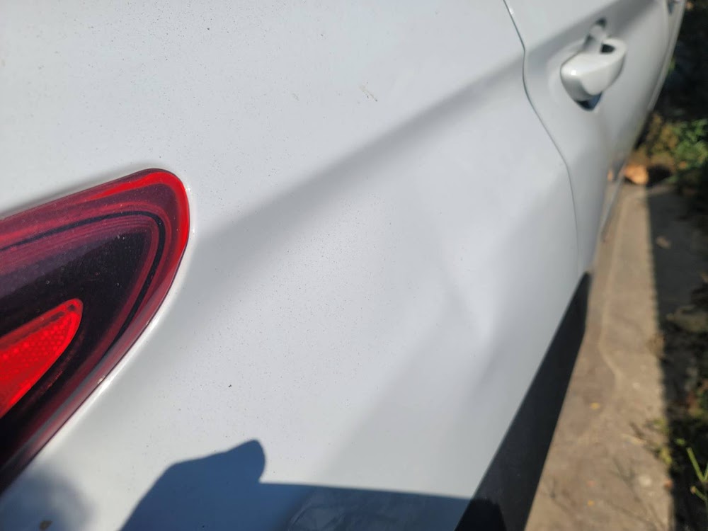Hyundai Kona中古車估價是多少錢? 現代Kona二手車估價行情要如何知道?Hyundai Kona通病多會影響收車價嗎? Kona維修等不到料賣車商是否比較划算?現代Kona是一台好車嗎?Kona酒駕扣牌該找誰處理?Kona事故車要找哪間中古車商收購? 小曾車庫是少數可以高價收購Hyundai Kona中古車的車商，如果你的車是Kona無論事故、扣牌都可以找我們諮詢到府收購服務喔!! 郝先生有一台現代 Kona ，因為借朋友開結果朋友北爛酒駕開導致被扣牌兩年 ，真的是相當無辜阿!!!!經由我們到府估車收購 。讓郝先生不用再繳車貸 ，也不用再繳戶外的停車費 。雖然扣牌兩年的價格比較差加上屁股有板修過 ，但至少幫客戶止損 ，算是亡羊補牢的作法 。 Hyundai Kona雖然算是冷門的車 ，但小曾團隊一樣敢收敢衝 !! 歡迎找我們進行線上估車喔 !!估完覺得價格滿意都可以免費到府看車的 !!