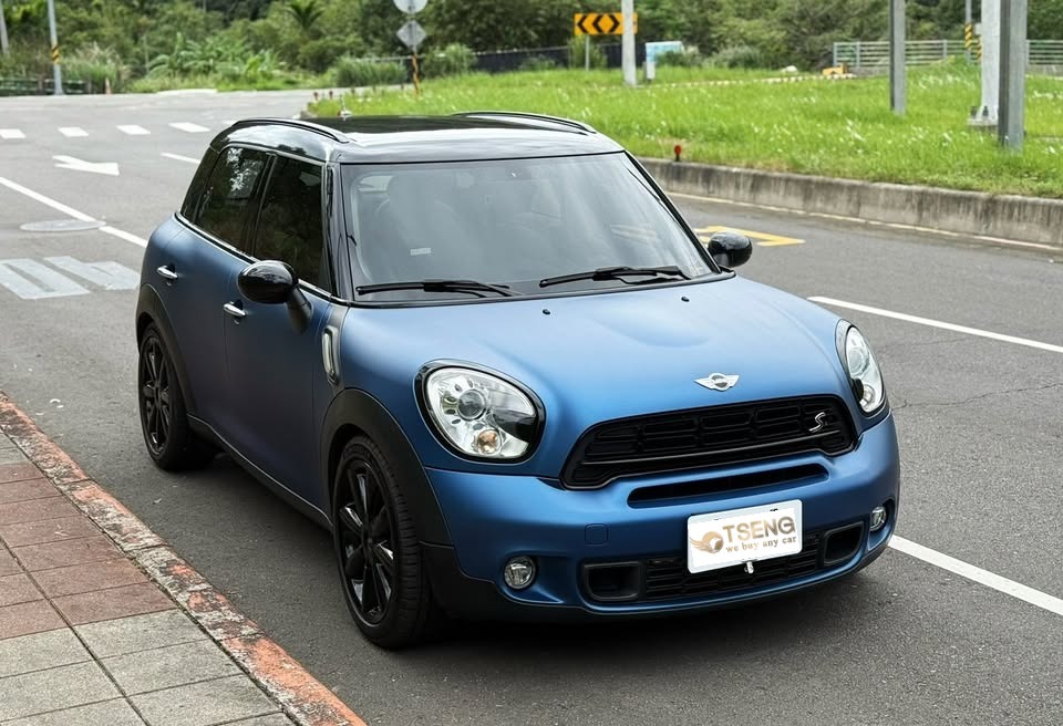 中古車估價天書>權威車訊的實際6個觀念分享(2026年2月更新)小曾想分享我自己的估價經驗，讓各位了解其實二手車一大堆品牌、車款，甚至每一年都不太一樣。 有些客戶單看權威，以為什麼車都可以照書價去賣車商。實際上最大變化在於市場跟經驗。我只能分享大概的邏輯，但絕對不是每一個案子都適用 ▋1.雙田、Lexus的車比較有機會貼權威收: 我個人多年經驗，這三個牌子的熱門車款特別是休旅車比較會有機會收到權威價(雖然還是少見但至少碰過幾次)。主要是好賣、保值、車商多半會願意追價格。 通常跑少、最頂版本例如Rav4、CC、HRV這些車機率比較高。但不是每款車都這樣，例如Sienta五人你出權威價?Accord3.5你出書價?基本上這幾款車就沒辦法，賠錢機率很高。 Lexus的話如果早期大馬力基本上很困難，又或者LM因為去年運兵車大跌所以退書退不知道幾十萬都還太高。 去年我遇過600多萬的LM 4人座，三年車收購價不到兩百萬。 至於常見的ES、IS、NX，如果車況很好、跑少、版本高階都有可能接近天書價 ▋2.某些品牌、車款掉價異常快 做久的車商就知道有些品牌的車通常收都是權威一半左右、擺出來賣甚至拿權威當開價。 例如VAG車款掉價很快，奧迪幾乎沒印象有同行有辦法貼書收，我常常收奧迪在權威半價左右還是客人問過最高的。 但VW Golf Gti 、R跑少又有可能接近天書價，畢竟這兩款又真的好賣，可是Tiguan呢?價格又沒收這麼好了。 至於Skoda價格還比前兩者更糟糕，尤其休旅車可能剩下權威3-4折，沒為什麼就真的很難賣所以收很低。很多車商都被Skoda搞很慘過~ 補充一下:Subaru車款多數也是這樣~像18森林人可能現在收幾乎不到30萬。Luxgen也不用說，幾乎2.5條悟必備，有時候甚至0.5條悟 ▋3.跑多、不能認證、變速箱通病的車，多數都是剩權威半價 如果你有高里程、事故過不能認證、有維修大條的通病但沒維修過，這些車多半收購價落在權威的半價以內。 熱門車可能剩權威一半，例如12代Altis大撞過修復不能認證大概也收10幾萬居多。本田生鏽到不能認證也會發生一樣的半價行情，這部份我的Honda中古車收購文章都有說明。 沒為什麼，你擺出來賣就是要有價差才賣的掉。你今天去找二手車商買車，一樣的錢買重大事故過還是完全沒事故的原鈑件? 你說那種唬爛沒事當正常車賣你也有，但例如小曾車庫的多數車商不想自找麻煩怕被告，通常會告知不可認證並寫在合約上。 遇到這個狀況估價邏輯通常是熱門車權威砍一半、冷門車權威剩下2-3折，如果是前面提到奧迪車款又不能認證，多半收購價就剩下權威兩三折。 另外有些沒換過變速箱的VAG、Ford，也可能會遇到半價內收購的狀況!例如我遇過一台Skoda Karoq，變速箱跑18萬公里沒修過，基本我就先扣掉變速箱維修的錢(我相信到我手上一定會出事情、其他車行也會這樣扣)。 ▋4.同款車、不同版本可能價格落差很大 同款車會分成很多版本，有時候落差其實很大，這部份只能舉例比較能讓你知道。 例如Focus3.5 9X因為用NA+PS玻璃變速箱，所以價格幾乎權威砍半以上。但1.58X運動版，因為改用SS變速箱加上又是渦輪引擎，價格又蠻接近權威的(權威26萬、收的到18-20萬)。 再來同樣是Focus，四門收購價就爛得要命、五門 Stline大家就用搶的!不同版本的差距不要小看 至於BMW 520I行情不錯，但變成520D柴油車呢?價格就也是退書一半以上，BMW 330i很好賣、變成318i車商就會開始報低價，E92 M3價格很好很搶手，但如果變E90 四門又會收得很低 賓士w204 c250對我來說算好賣的車，但如果是 w204 C63那真的車商看到就會怕了 Honda Crv好賣對吧? 2.4S版車商搶得要命。那今天2.0 vti呢?車商就不太想搶了。一樣稅金你幹嘛不買2.4?那會讓你買2.0的原因是什麼?除了便宜我想不到了，那是不是就代表要收很低? 所以有些狀況能照書收、有些又必須低價去收。 ▋5.同品牌不同車款也可能價格落差很大 熱門品牌固然好賣但不是每台車收購價高、冷門品牌難賣但也不會是每台車收購價特別低。多數邏輯是排氣跟空間越大的車跌越兇、離權威價格就越遠 像是馬自達CX3和CX9保值性就差很多，BMW二手大七可能跟同年份G20收購價接近。 豐田很屌好賣對吧? CC RAV4車商搶個不停，但如果是CHR反而沒這麼搶手、早期豐田Camry3.5一堆車商也不要、Sienta五門也是車商看到會搖頭。 冷門品牌的話例如KIA，多半收購價都很爛。但Stinger的話又不一樣了，這台其實很好賣蠻搶手，相較其他車之下他的價格算是很不錯了。 奧迪雖然不算熱門車，但A4旅行幾乎都躺著秒殺的，自然收購價就高。 Subaru也是冷門品牌，森林人還算好賣的所以收購價在各車系來說偏高，但換成Outback收購價就更爛~畢竟2.5、3.6稅金很糟糕 ▋6.末代車要多扣錢、初代車要追價 大多數狀況如果同年份有改款，上一代的價格你就要收低。 例如11代Altis小改，車商收太高要幹嘛?賣客人，人家就一句話這價格我幹嘛不買12代上面就是有壓力帶去限制你，你不可能去接近改款後的價格吧? 3.5代Focus也是一樣道理，你收到跟四代一樣價格要賣給鬼?所以末代車賣車就是價格會比較低，市場就是這樣。 至於初代車多半追高一點沒關係，通常也是比較容易收到權威價。例如19年12代Altis，這車有時候我捏到超過權威價倒是不怎麼怕。 因為沒有天花板、沒有價格壓力，加上我知道12代有acc真的太過搶手。我捏4代Focus五門 Stline也沒問題，但3.5代我根本不會想去捏。 小曾結論: 以上是大概我整理的中古車估價天書邏輯，其實你不是有經驗的車商真的是不要用這個去喊價。 例如你以為3.5代Focus可以照權威20萬收，結果你是9X Focus NA 1.6?那基本上能不能到10萬都是問題。 你以為你開Sienta可以照權威收，結果你是1.5五人座版本。 總而言之，權威車訊的估價多半還是要看狀況，加上待修、高里程、事故後的估價更是複雜。