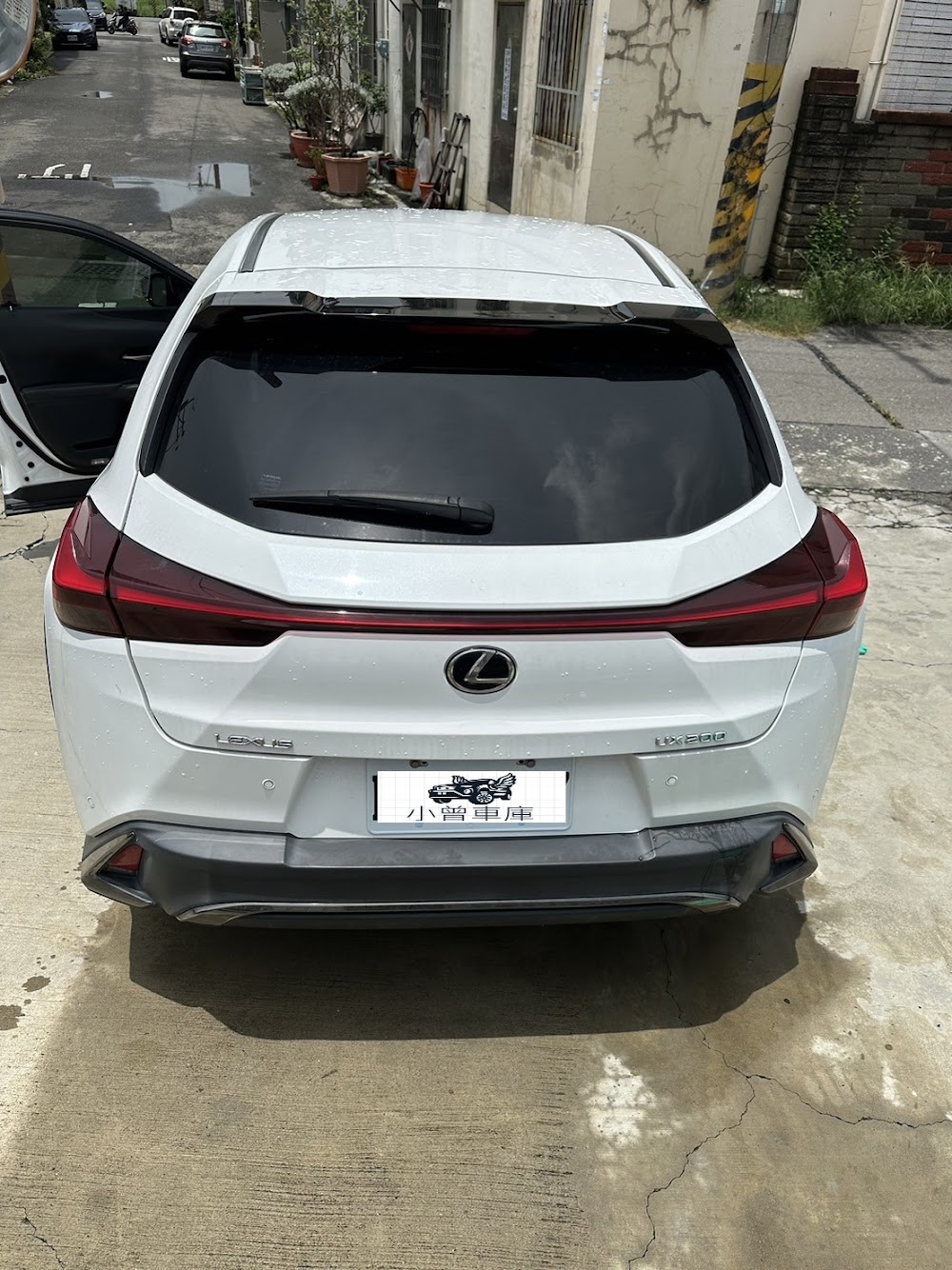 您是 Lexus Ux200 或 Ux250h的車主想賣車嗎?您是不是有想過以下問題? Lexus Ux200中古車估價是多少呢? lexus ux200缺點很多會影響ux250h二手價格嗎? lexus ux200災情很嚴重嗎?會影響車商收購價嗎? lexus ux200二手價估價行情是多少? UX250h 自售是個好選擇嗎?自售真的會比賣中古車商好嗎? lexus ux200和ux250h二手差在哪呢? lexus二手車好養嗎? Lexus Ux200免費到府估車是真的嗎? 以上這些問題 ，小曾車庫都可以清楚回答您喔 ! 小曾車庫是少數可以高價快速收購Lexus休旅車的中古車商 。 南部許先生有一台 Lexus Ux200 2019年 運動版 F-Sport 汽油車 ，里程大概10萬公里 。車況非常好沒有出險過 ，都還在原廠保固範圍內 。透過網路找到我們小曾車庫，並且請我們提供線上估價，覺得可以就請我們下去南部一趟啦 !! 實際去現場估車，檢查後大致上都跟許先生說的差不多 ，僅有中央扶手有一個小破洞 。那就算了啦小小毛病而已 。也因為南部很多車商給許先生的報價都不是太高 ，所以當我們看完車報價和線上估車的價格差不多 ，許先生就選擇直接賣給我們了 。 整趟中古車收購流程就是這麼簡單快速 ，要收到漂亮車很簡單 。第一、價格要能看 ，畢竟人家車漂亮不用整理，我們也會願意加一些錢 。第二、我們很讓客戶安心 ，我們團隊的專員都沒有什麼刺青、吃檳榔等不良習慣 ，不能說這些表面上的行為不好 ，但大多數客戶會不放心也是事實 。加上我們在網路上都可以回答得很清楚 ，除了價格以外更多客戶是在意安全感 。 謝謝許先生割愛喔!! 您的漂亮UX200 應該很多客戶會喜歡 !! 感謝您 !跑完一趟台南剛好吃個文章牛肉湯再回家 ，美食搭配好車 ，太開心了啦!!!