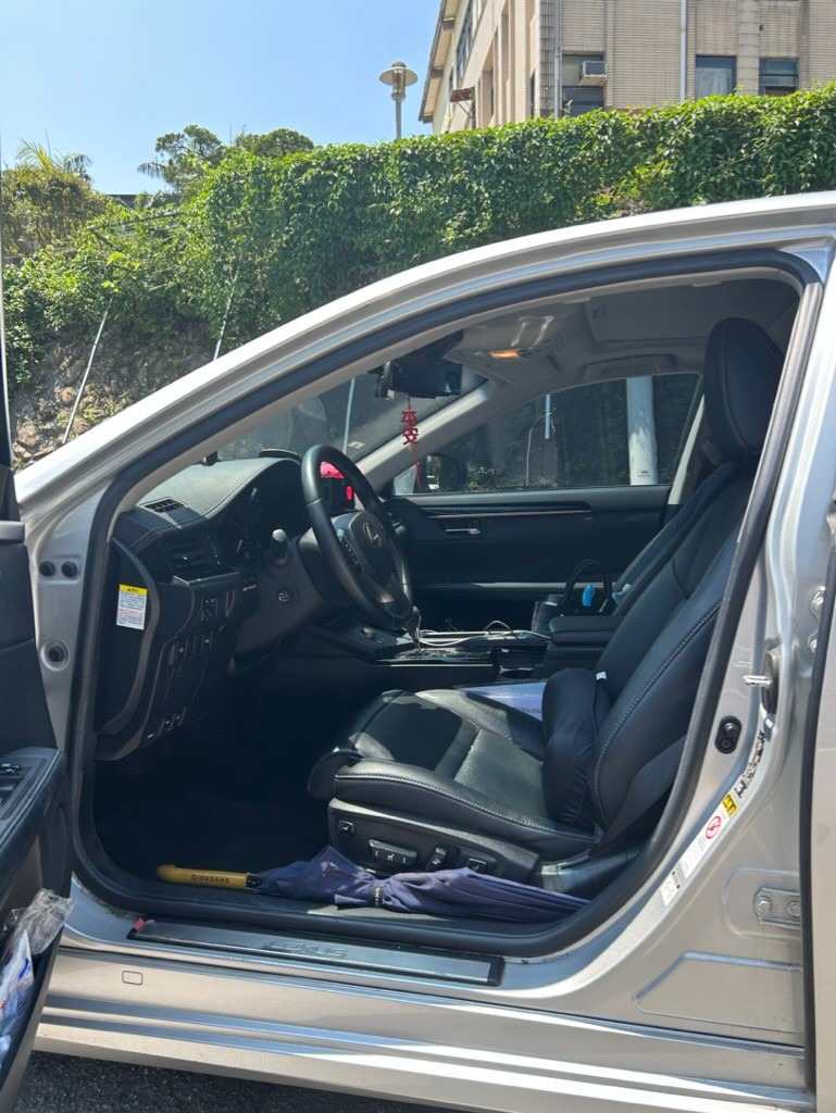 2013 Lexus ES300h到府收購故事分享： 施先生有一台銀色 Lexus 2013 ES300h 跑 19萬公里 ，在 2014年左右前保桿有出險過 、右後門和後葉子板有一條擦傷 。另外通常這種油電的車種我們都會問大電池有沒有換過以及哪時候更換 。施先生有提供詳細工單有更換過的證明 ，所以我們就直接和施先生預約到府估車 。 實際估車之後 ，除了里程高 、前保桿有換過以及右後方擦傷 ，但以這個年份和里程來說也算可以接受了。所以我們評估一下 ，給了施先生一個還不錯的價格 ，他就決定賣車給我們了 。 也因為配合他新車的交期 ，所以我們等了一周多才跟他取車 。施先生本來也想請新車業務處理，但和我們的二手車收購價格有明顯的價差 ，不如多花點時間Line我們拿到更多的錢 。 也謝謝施先生割愛給我們這台 Lexus ES300h，真的超級省油的 ，大電池也已經換過 !相當適合務實的朋友們 。