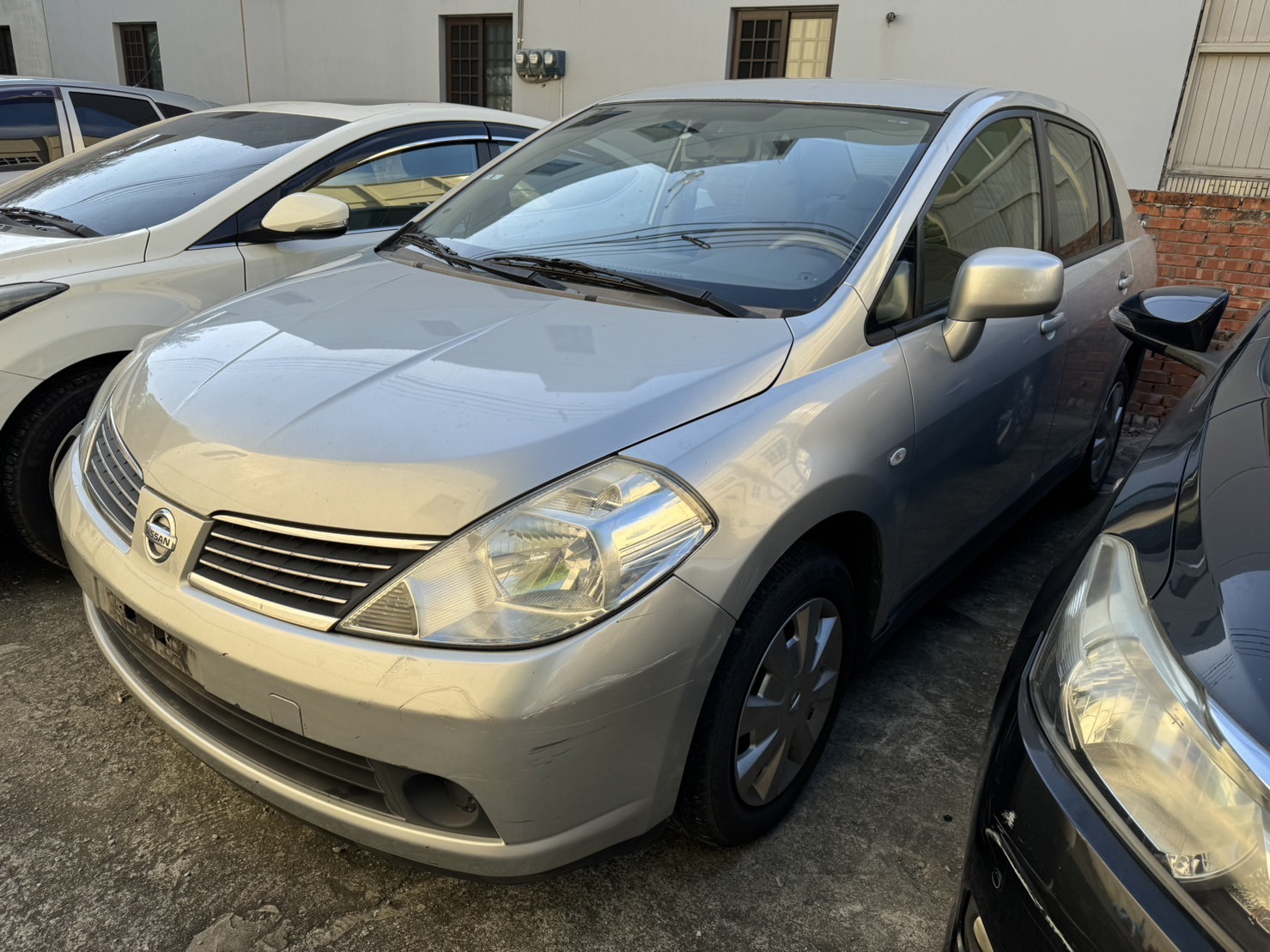 扣牌兩年的車輛如果註銷重領,可否縮短扣牌成半年? 很多人以為扣牌兩年以上的車,註銷等半年重領牌就可以了~不用扣那麼久。剛同行和我提出這個問題,我的印象中不行,所以就去查了法條佐證一下。 第 66 條 1.汽車牌照,經吊銷或註銷者,須滿六個月,且經公路主管機關檢驗合格後,始得再行請領。 2.前項屬因牌照吊扣期間行駛而吊銷牌照者,應於其原違反本條例應受吊扣牌照處分期滿後,始得再依前項規定請領牌照。 第 66 條第二項有提到,就算註銷也必須等吊扣處份結束才能領車牌。 實際經驗分成已經繳車牌和沒繳車牌兩個狀況: 如果還沒繳車牌多半是毒駕或者超速遇到四張照相被扣兩年,有些車主會故意不繳車牌。 這樣是可以開,只是警察查到會直接送保管場、放路邊也會被拖走、然後也沒有保險。 那當你註銷過半年回去重驗車領牌,監理站一查資料會要求你去裁決所辦理吊扣手續,也不會給你重領牌。 就算系統沒跟裁決所同步,他一查有毒駕或超速罰單要繳也知道你這車要吊扣。這樣更有可能加長吊扣時間,畢竟你拖那麼久才繳車牌。 如果已經辦理吊扣手續又遇到註銷,多半都是酒駕居多。吊扣中+註銷去監理站辦領牌,系統已經卡一個吊扣中~基本上也不可能提早。 最大麻煩就是註銷中就不能過戶,吊扣中也沒辦法拿車牌去驗車領牌,所以只要註銷就沒辦法交易,必須等到吊扣結束。 如果你急著用錢,那就很麻煩了