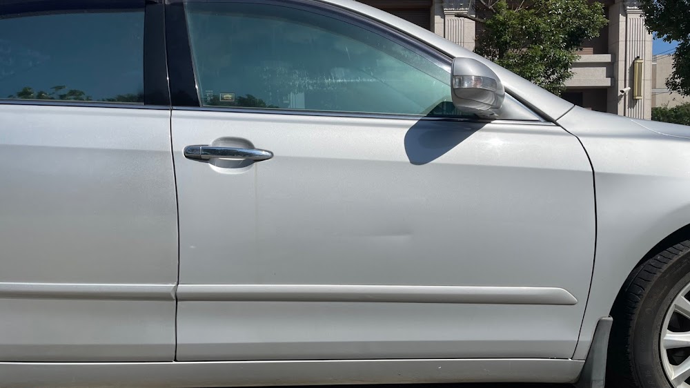 Toyota 2009 Camry中古車收購紀錄： 莊先生有一台 2009 Camry ，只有跑12萬公里而且是原版件 。因為沒什麼再開加上銀色很耐髒，所以車況來說都來不錯 。 莊先生覺得我們的網站很用心 ，所以找上我們線上估價 ，覺得滿意之後就請我們到桃園縣場估車 。我們基本上線上估價和現場誤差值都不會太大 ，如果客戶給我們的資訊越詳細越正確其實都是不太會有意外 。我們現場評估沒什麼問題後，就直接簽約然後給現金並且再隔天過戶完成 ! 俗話說[時間就是金錢] ，年輕的時候喜歡花時間東省西省 ，大概年過30之後才漸漸發現時間真的不夠用，寧願多花點錢省時間 。像小曾以前在家裡幫忙清潔水塔 ，又累又耗時間 ，然後維持的效果也不是很好。現在花個幾千塊請人家洗水塔 ，人家專業的乾淨又快速 。省下來的時間就可以去處理工作上的事情，其實也沒有虧到錢呢 !! 舉例像是自售車 ，很多人花時間去自售 ，結果也是遇到一堆車商裝成客人，搞老半天浪費一堆時間 。甚至最近看新聞中古車買賣糾紛！台中暴力男控非「原廠車」 還有人因為自售中古車產生暴力問題還被多勒索三萬元 。 莊先生就相當了解這個道理 ，我拿少一點但馬上就拿到錢、後續責任都不用煩惱 ，不用在那邊跟一堆問問哥雞雞歪歪。而且預約當天就能拿到現金 ，去做更多的投資或者是換車是不是很棒 。 最後感謝莊先生的支持 ，如果大家有想要代步車的話都可以來看看這台喔 !! 真的原版件啦 ，里程也是準確的 ! 都可以查監理站或者送第三方鑑定 !