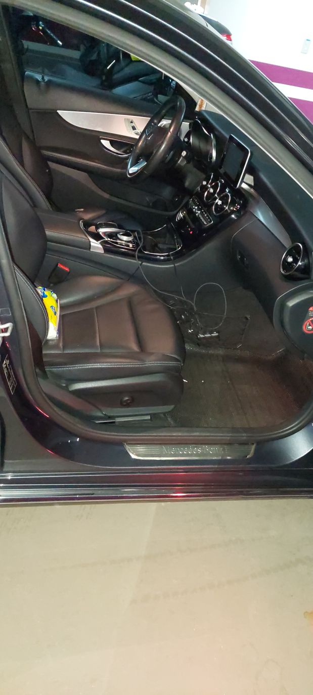 中古車收購紀錄 -賓士2015 w205 c200： 土城張先生看到我們的中古車收購介紹 ，覺得還蠻不錯的所以線上和我們進行中古車估價。不同於一些釣魚手法的二手車商 -網路報高價、見面大砍價 。我們都是按照客戶提供的詳細資訊來進行評估 ，覺得OK我們再來約碰面估車 。這樣的方式可以節省雙方的時間，也不用擔心二手車商過來盧或者瘋狂打電話騷擾 。 張先生覺得報價可行之後，和我們預約到府估車 。張先生的 C200 雖然里程只有八萬多公里，但是車況要整理的東西還蠻多的 。像是引擎撐桿壞掉、後車箱打不開、機油冷卻器漏油漏水、 窗框脫膠 ，但這部份張先生並沒有在線上和我們告知 。 所以我們現場就按照這些項目大約的整理費用和工資告知張先生 ，看張先生能不能體諒我們讓我們議價一下 。所以我們直接跟張先生說：[畢竟花了大把錢買一台賓士的客戶，發現有這些問題一定暴跳如雷 ，所以勢必要送去保養廠整理好再賣 。] 張先生也可以體諒這些需要花費我們的成本，也願意讓利一些 。所以我們就快速完成了這台車的收購 ，並且當天給現金也在隔壁樹林監理所完成過戶事宜 。算是愉快的交易過程 ，張先生第一次享受到這麼快速的賣車服務 ，之後下一台車也會想要賣我們 ，謝謝您的支持喔 !!