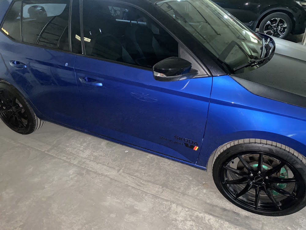 2016 Skoda Fabia超速扣牌收購紀錄： 鄒先生有一台 2016 年的 Skoda Fabia 1.2版本 ，顏色是藍黑雙色版 。里程大概 7.6萬公里 ，車況也算是相當不錯沒有出過車險。鄒先生開得很滿意 ，但沒有想到有一天他會想賣車 。 因為在某一天鄒先生開車忽然被相機照到 ，就收到了超速40的罰單 ，車子半年不能開但又需要一台車工作 ，忍痛之餘只能計畫賣掉 。 但超速扣牌的車絕大多數的二手車商都不想收 ，更不用說是比較冷門的 Skoda車系 。 後來透過網路看到我們小曾車庫的中古車收購介紹 ，發現只有我們敢收購超速扣牌的二手車 ，找我們諮詢以及預約看車後就成功處理掉了 。 鄒先生現在再也不用擔心車位卡著一台不能動的車 ，也不用花心思照顧他 。賣掉Fabia 的錢也能讓他再買一台代步車繼續開 ，不再影響工作 。 謝謝鄒先生支持 ，希望您之後小心開車不要再超速啦 !! 感謝喔 !