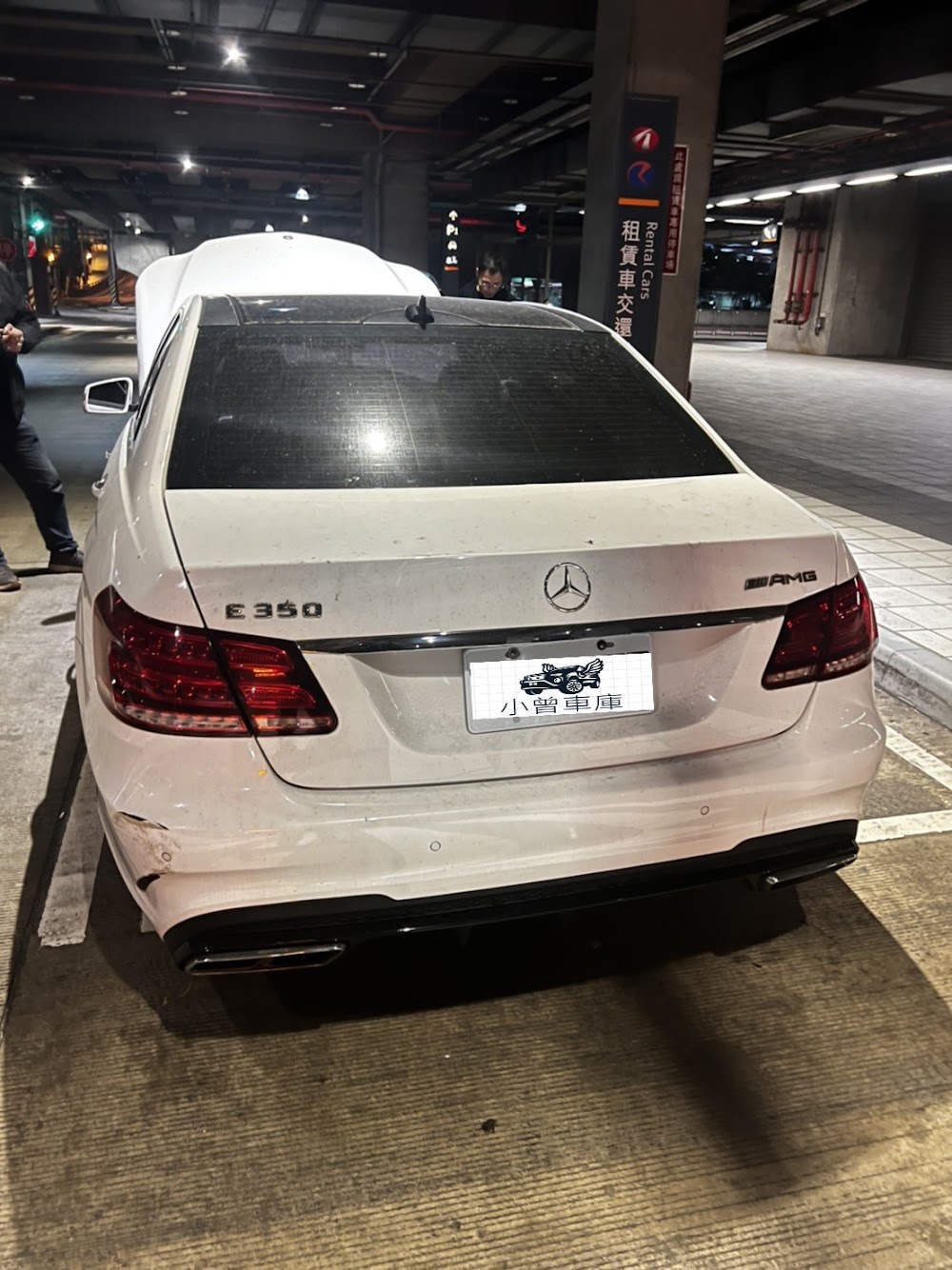 所以小曾團隊呼籲大家 ，如果您的狀況很不正常尤其你要賣車結果名子不是你的 ，請把事情都主動告知讓我們評估 。如果沒說清楚的話 ，一個運氣不好可能我們就沒辦法過戶 ，意味著您也拿不到賣車的款項 。希望之後要賣車的朋友們 ，如果和本案一樣錯宗離奇的話 ，麻煩先主動告知讓我們了解清楚 。我們不是在拍名偵探柯南 ，要到現場抽絲剝繭找尋線索 ....這樣的方式會讓我們消耗許多時間精神 。 還好最後我們成功完成了這一台e350 的交易 ，其處理過程想必已經是二手車界的最高難度 。希望下次不要再有這麼複雜的狀況啦 !!! 還是謝謝廖先生願意賣我們 。