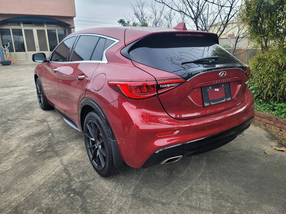 李先生有一台紅色的風尚版 Q30 ，里程大概是 9萬多公里 。車況都很正常沒有更換鈑件 ，基本上不需要整理 ，真的是很棒的一台車 !! 唯一的問題就是要 2026/ 1月才能開上路 。 因為李先生在網路只找到我們有辦法收購扣牌車 ，所以請我們線上估價後就預約到府 ，並在當天完成過戶 。我們小曾團隊屬於全方位二手車收購 ，除了扣牌車以外本身對於 Infiniti 的中古車行情也是相當熟悉 ，所以李先生找到我們是非常正確的 ! 李先生不光是成功將扣牌Q30 處理 ，也快速換了現金去抵銷罰單 ，心中的大石頭也已經放下 。如果各位有 Infiniti Q30 無論是扣牌還是正常可以上路的車都能找我們免費線上估價以及到府估車喔 !! 感謝李先生的支持 !