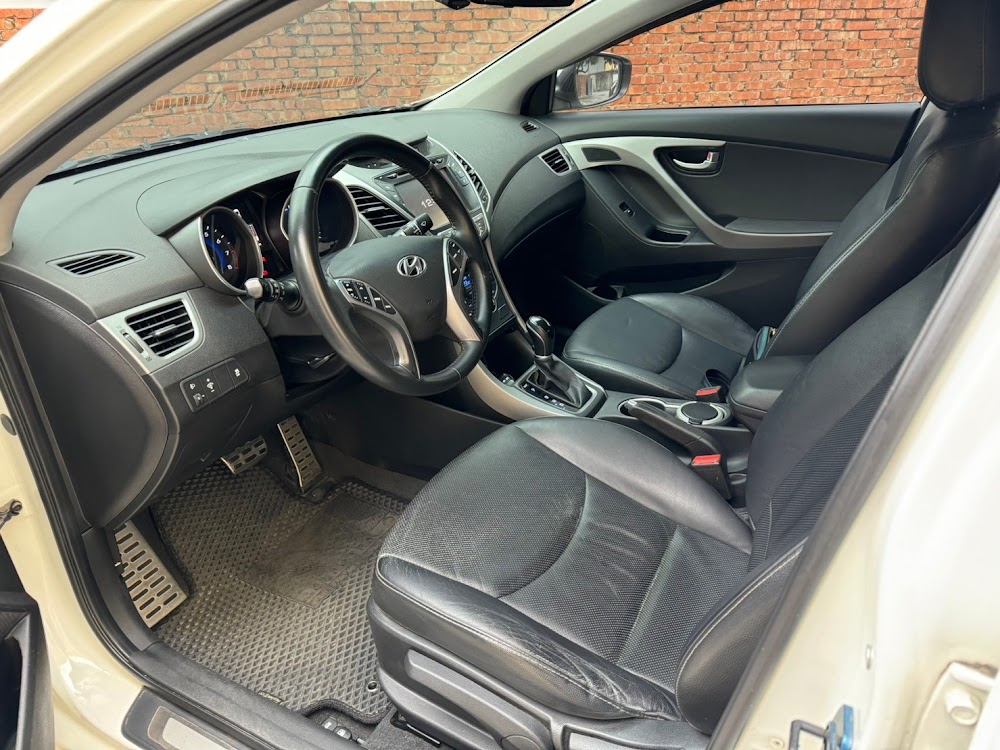 中古車收購紀錄 - 2017 Hyundai Elantra 酒駕扣牌兩年 南部客戶陳先生有一台 Elantra ，因為酒駕被警察攔到 ，所以就被吊扣兩年 。除了有酒駕罰單的壓力以外 ，也因為沒有車開而傷腦筋 。 因為工作需要用車 ，也想將 Elantra 賣掉換一些現金來增加購車款 ，所以找上我們協助處理 。 透過我們線上估價之後 ，陳先生可以接受價格就和我們預約到府估車 。 當天估價我們認為陳先生的車況其實相當不錯 ，里程跑 12萬但都原版件 。平常看起來都有在照顧車 ~ 確認最後價格之後 ，我們就先簽約並安排在監理站過戶 ，最後再安排拖車從南部移到我們的場地 。 陳先生直言因為有我們收購酒駕扣牌車 ，評估起來如果自己放兩年加上維修其實跟直接賣我們沒差多少 ，找我們收購真的省下很多麻煩 。 感謝陳先生信任我們，Elantra 已經在我們場地被妥善保管 。