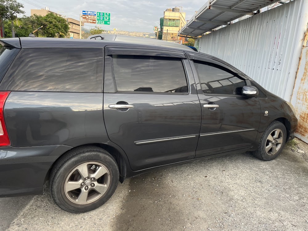 2005 Totota Wish中古車收購紀錄 ： 今天是一個很特殊的收購紀錄 ，客戶李小姐有一台 2005 Wish 想請我們收購 ，里程只有13萬公里超級低 ，會賣我們的原因就是 因為超速被扣牌 。剛好她想要一台小車所以問我們能不能進行車換車 。 最後因為考量客戶方便 ，所以就開到她府上 。 所以我們今天就開了一台 Honda Fit 2010 的車過去 ，今天先進行 Wish 的估價 。我們檢查後發現備胎室滲水 、左後門有碰撞過傷到內部膠條(裡面是不規則打洞)，其實這麼舊的車以上我們都覺得還好 ，但引擎室的使用跡象看起來不像只有十幾萬公里。後來估車的同時我們順便檢查一下監理站里程 ，結果發現這台里程數事實上已經超過40萬公里
