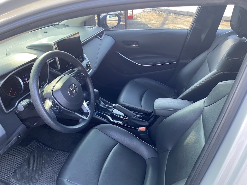 俞小姐有一台銀色 12代 2020 Toyota Altis 想委託我們線上估價 ，里程大約是 5.7萬 ，車況來說整體看起來都算漂亮 ，後車箱有到原廠出險過 。 俞小姐因為有給別人估過 ，我們覺得這個估價也不是空穴來風 ，聽起來是正常行情的價格 。相較有些客戶說給別人估過，然後喊出一個天價當然一聽就知道唬爛 。其實為什麼要問有沒有給別的車商估價過 ，這都是為了節省時間 。如果有估過 ，我們給的答案就是要不要加 ，對雙方來說都是比較有效率 。 所以我們就跟俞小姐說如果車況跟您說的一樣 ，我們現場可以加 1-2萬元跟您收購 。後來剛好有空就約當天晚上十點多去現場估車 ，現場評估基本上車況和俞小姐說的差不多。所以我們就直接超出行情買起來了 !!! 因為卡著貸款所以我們先簽約付清車價 ，將車移回台北 。然後等俞小姐清償證明到手之後我們會立即去辦過戶 。