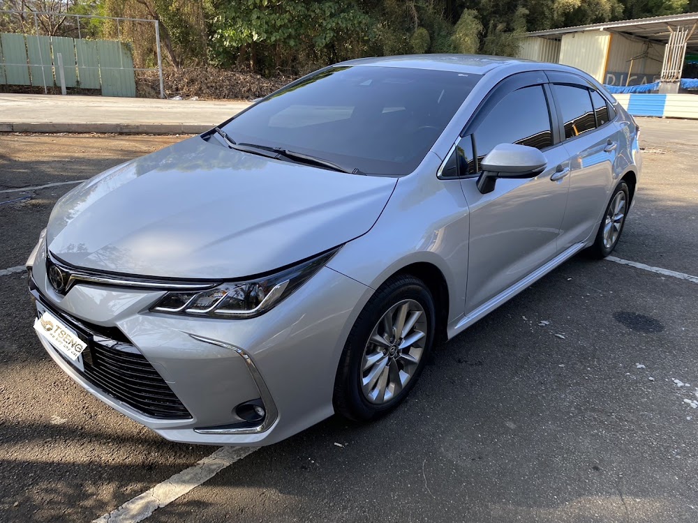 俞小姐有一台銀色 12代 2020 Toyota Altis 想委託我們線上估價 ，里程大約是 5.7萬 ，車況來說整體看起來都算漂亮 ，後車箱有到原廠出險過 。 俞小姐因為有給別人估過 ，我們覺得這個估價也不是空穴來風 ，聽起來是正常行情的價格 。相較有些客戶說給別人估過，然後喊出一個天價當然一聽就知道唬爛 。其實為什麼要問有沒有給別的車商估價過 ，這都是為了節省時間 。如果有估過 ，我們給的答案就是要不要加 ，對雙方來說都是比較有效率 。 所以我們就跟俞小姐說如果車況跟您說的一樣 ，我們現場可以加 1-2萬元跟您收購 。後來剛好有空就約當天晚上十點多去現場估車 ，現場評估基本上車況和俞小姐說的差不多。所以我們就直接超出行情買起來了 !!! 因為卡著貸款所以我們先簽約付清車價 ，將車移回台北 。然後等俞小姐清償證明到手之後我們會立即去辦過戶 。