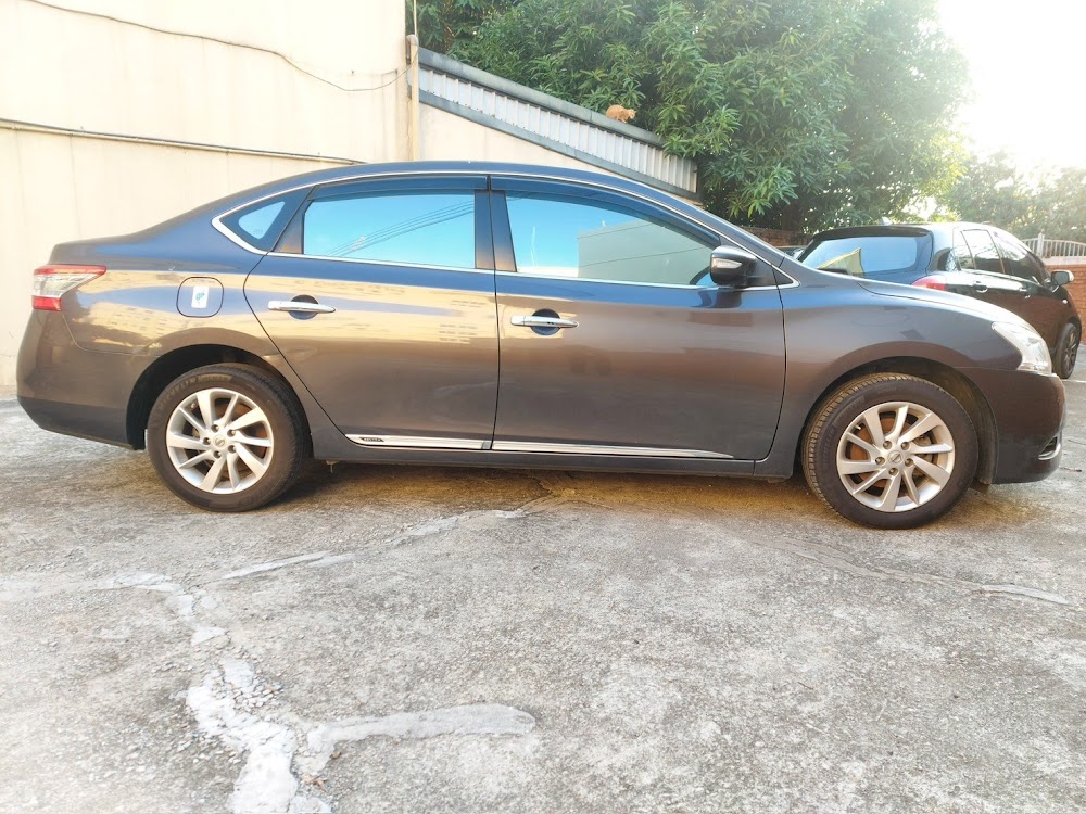 有酒駕紀錄能否買車說明： 公共危險罪和罰款 酒駕可以買車嗎? 酒駕紀錄可以買車的狀況在於你的案件已經結束 ，所以[公共危險罪]和[有沒有繳完罰款]是2個最大影響因素，所以能不能買車的細節請參考如下： 酒駕狀況分兩種 ，一種是未達公共危險罪 、另一種是達公共危險罪 。酒駕公共危險罪的標準值是酒精濃度0.25毫克以上 。 如果今天沒達公共危險，那就是繳錢 。繳完等案件宣布切結就可完成了 ，但很多人酒駕都是分期付款，意味著如果你在分期付款期間是不能買的 ，當然也可以提早一次繳完 。 如果達公共危險，按照嚴重程度越嚴重買車機率越低 。如果只是超過酒測值被警察攔，那就要上地檢署然後再上法院最後等判決書出來 。有打過官司的都知道基本上地檢署光是不起訴書或者簡易判刑應該都要抓一年以上 。如果你的狀況有上法院，那麼時間會更長。所以 1-2年都是有可能的審理時間 ~ 如果達公共危險罪以外，還撞傷人撞死人 外加肇事逃逸的話。光是上法院都有可能打到三審，三審完等入監服刑通知又要一兩年 。坐牢期滿的話保守抓5年 ，運氣不好抓 10年以上 。等結案可能平均都要抓 10年~然後忘記提一個小事情叫做上課 ，上完酒駕道路講習課程 才能結案。 嚴重案例可以參考： 酒駕撞死兩年輕人 陳瑞盈被判7年 男酒駕撞死人後逃逸遭起訴 成宜蘭首件國民法官案件 關於無駕照買車 然後一個小狀況就是關於駕照 ，酒駕的話駕照會被扣駕照 2-4年 。但現金買車的話通常不太容易被影響。但是一個重點是沒有駕照你也不要想送貸款 ，貸款看到沒駕照過件機率就會降低。所以沒有駕照是可以買車的 ，但只能現金 。可以參考8891的買車需要駕照嗎 ?
