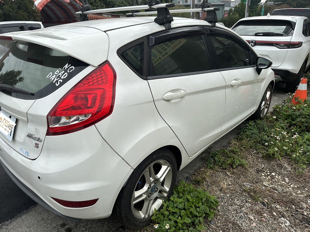 中部客戶李先生有一台 Ford Fiesta 1.6 第一代 ，跑 14萬公里左右 。因為愛車都沒什麼開，所以想要處理掉 。準備要賣的時候才發現 1.6的fiesta中古車行情真的不太好 ，而且沒有什麼中古車商願意收購 ，所以和我們線上諮詢是否能處理這台車 。 我們評估後給了李先生一個價格 ，就快速到府收購 。我們號稱自己是全方位收購中古車，並非老王賣瓜自賣自誇 ，所以就算是評價較差的第一代Fiesta 我們也是買起來 。但因為這台車況沒有很好 ，外觀有很多傷、內部也有許多破損 。所以現場有跟李先生議比較低一些的價格 ，但李先生也理解車子的條件並不好 ，能有車商願意處理已經是很好了 ，最後我們就現金交付並完成過戶。 我們收購中古車的效率非常好 ，估價後不屁話直接就能到你家給錢 ，如此方便的流程都寫在4個步驟賣掉中古車 。李先生找上我們快速過戶拿掉錢不用擔心後續責任又能過個好年 ，如果你最近也想換點錢過個好年，請馬上和我們預約到府估車喔!!! 線上報價-到府處理一條龍服務 !! 監理站只剩下三天了 ，請把握時間 !!