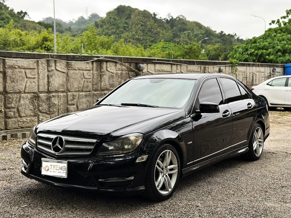 如果你是公司車(法人)要被扣牌 ,也確定要賣我們 。要請你準備公司的縣市政府登記證明 、401報表 、公司大小章、牌照登記書、行照、鑰匙兩把,如果是已經被扣的話就準備吊扣執行單~這樣才可以完成過戶。如果你覺得公司的資料很機密類似401報表不方便透漏 ,也可以跟我們去監理站你自己出示給監理站人員即可 。 信任我們的話也可以委託我們代辦 ,我們對你的 401說真的沒什麼興趣 ~我知道跟不知道口袋錢都不會比較多,反正就看自身狀況 。