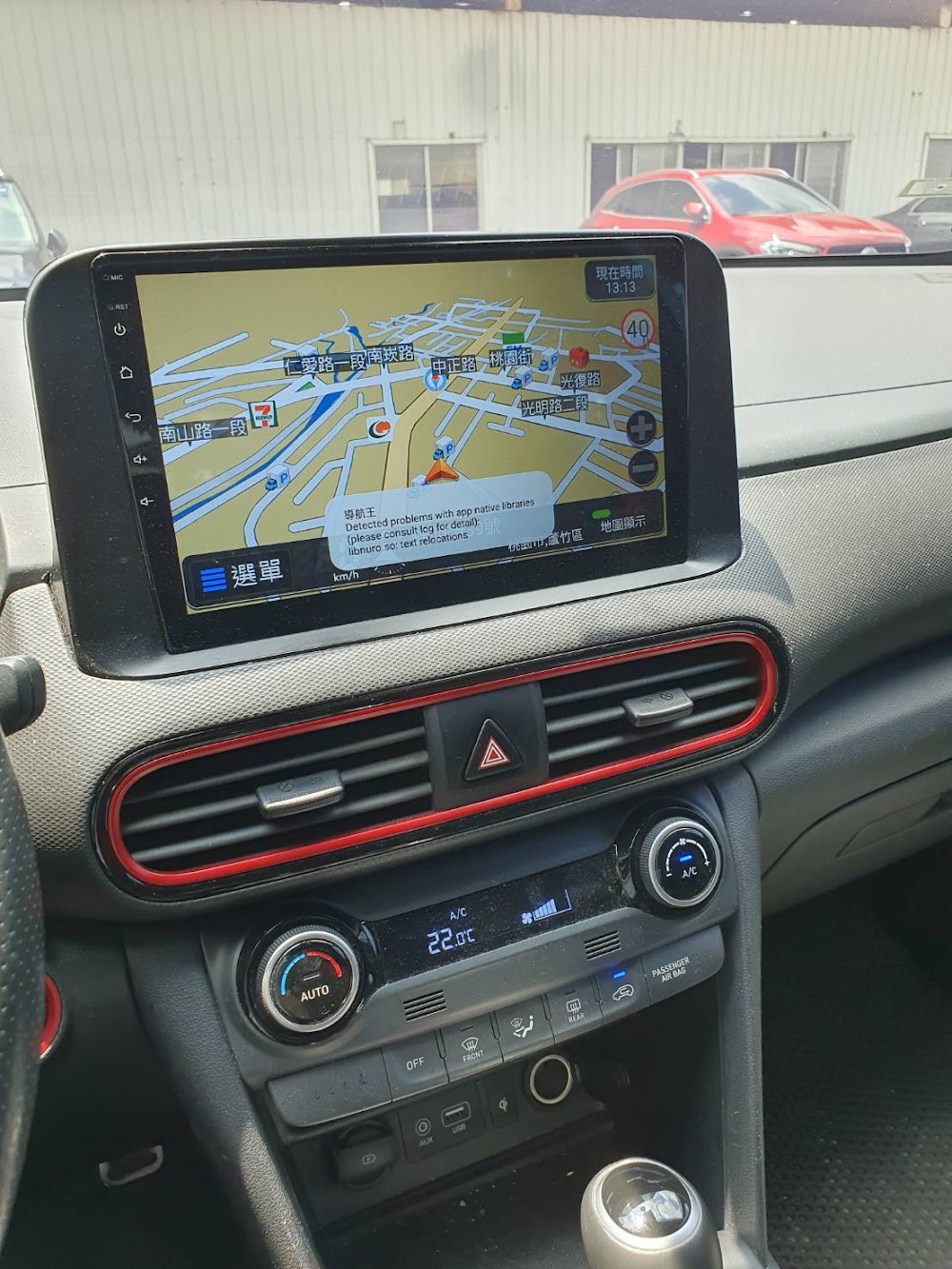 雷先生有一台Hyundai Kona 1.6t ，是4WD極致型版本，新車要價 98.9萬 。然後里程其實很高大概 162000公里 ~雖然說前面有提到極致型收購價格照理來說要很高 ，但是藍色加上跑多 ，所以這台車收購價格會很低 。 雷先生問了一堆車商 ，結果發現我們的收購價最高 ~想當然因為這種條件都不好的狀況下 ，車商大多數不願意收購，所以選擇出低價 。 最後我們線上估車給他一個價格之後 ，他覺得滿意就和我們預約到府估價了 !實車的車況其實還行 ，大概就是螢幕掛了然後有些小傷 ~所以就快速給錢快速過戶帶回家 。 雷先生雖然因為Kona比較冷門 ，花了不少時間找車商收購 ~但找到我們運氣很好 ，快速換錢就拿到最高價 。