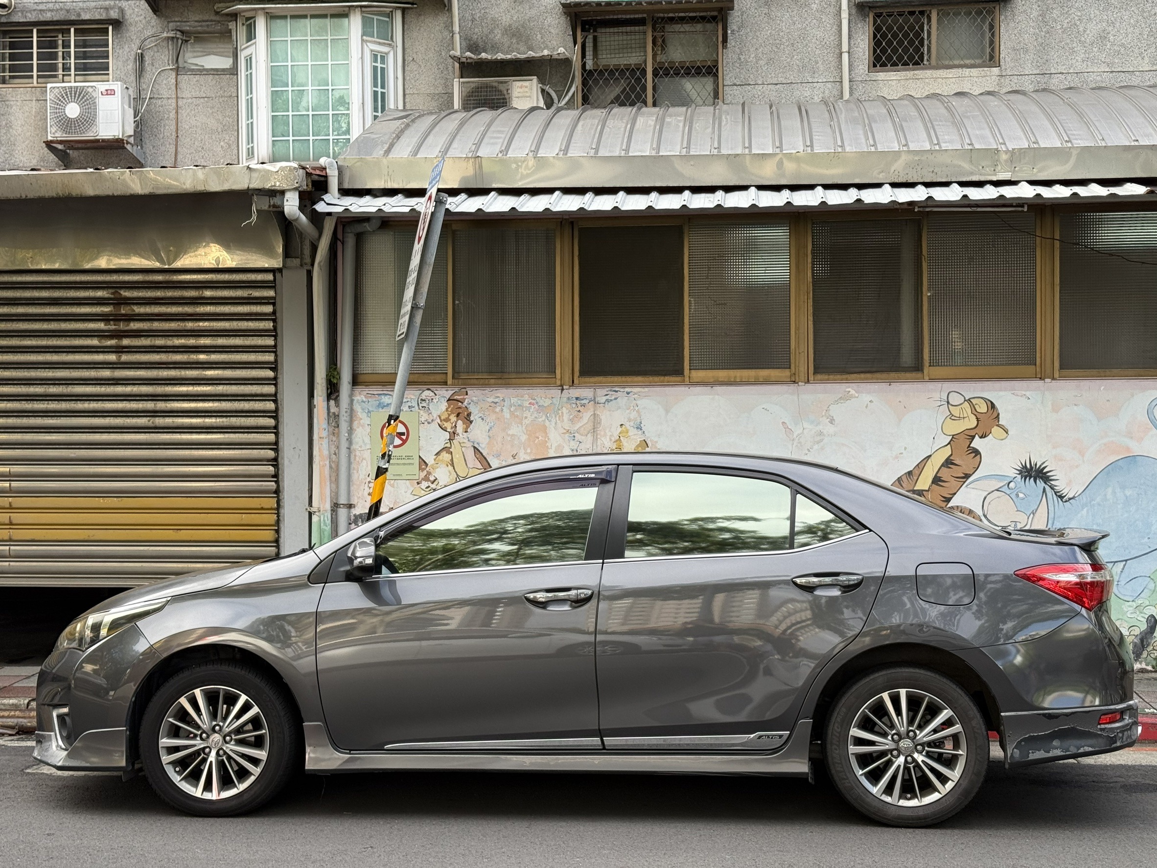 毒駕2025/11月更新資訊>唾液毒品快篩試劑上路其實警察多半不太想去辦毒品相關案件，因為驗尿送檢很麻煩也很費時，據說功獎也不多。自從殭屍菸彈盛行後加上曾經撞死警察，毒駕變成警察的列管重點之一。

​
於是現在警方引用了快篩機制，快速就能抓出毒駕跟酒測一樣快速，不像以往還要先跑複雜的驗尿驗血程序。

當然如果快篩有中獎的話，警察還是會安排你去驗尿驗血~所以盡量不要在車上抽電子菸、否則容易被警察要求快篩。

毒駕2025年法條修改：非車主毒品有可能不被扣牌

2025年上半年因為有人借家人開車酒駕，官司打贏結果免扣牌~所以導致酒駕毒駕非車主駕駛有一定機率不會被扣牌!但在這之前確實都是一律扣兩年!

主要的重點在於車主知不知道駕駛人吸毒以及他吸毒開車，如果不知道的話才會有比較高的勝訴機率。

如果你知道車主吸毒開車，甚至在同一台車上，還是可能被扣牌兩年，基本上就是看官司怎麼判為主。