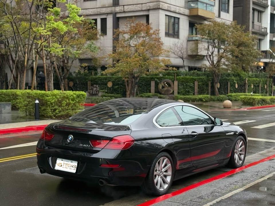 Bmw 640i常見問題:bmw 640i通病有哪些? BMW 640I的的這顆N55引擎其實就是改良自N54,雖然改裝潛力、爆發力比較低但穩定度比較好。雖然還是有些引擎毛病 ,但正時鍊條通病倒不常見 。常見通病有遇過渦輪管破裂、電子水泵、機油墊片(OFHG)滲油 。 640i稅金多少? 因為級距是 3000cc ,所以一年牌照稅15210元、燃料稅 7200 元,加總22410元新台幣 。 bmw 640i多少錢? 新車普遍是400多萬 ,640i二手價要看你幾年的 ,如果是F13 640i從40萬-70萬都有可能,按照里程、車況有不同價碼。 BMW 640i幾cc? Bmw 640i 是3000cc,最大馬力320hp/5800rpm ,扭力45.9kgm/1300rpm