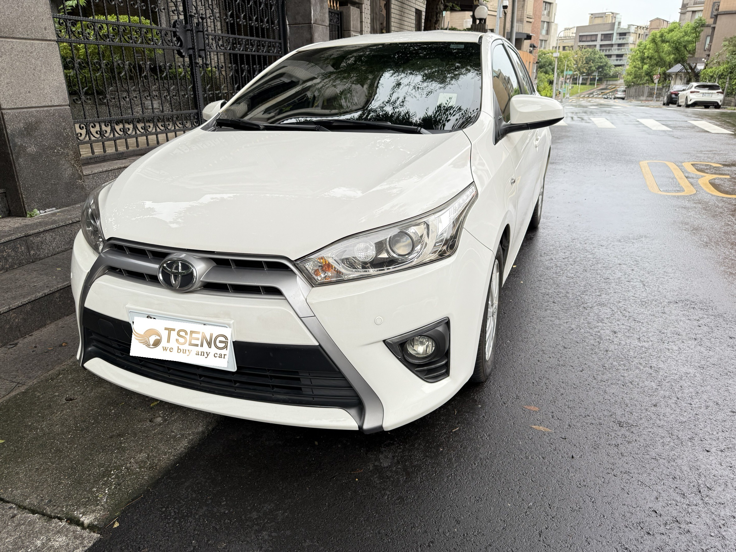 ▋豐田二手車要選汽油車還是油電?
前陣子某朋友跟我討論這個問題,但我發現他是從進口車跳過來有些觀念不好銜接。首先以車商標準來說,保固期內的油電車商會收很高價!但保固期後的油電尤其越老價格就會比汽油差。
最主要原因當然就是油電維修比較貴,例如大電池還有一些馬達、模組等,而且壓縮機也可能因為電池影響比較容易故障(可以自己上網研究他的設計)。所以車商在收老的油電車通常會把這些成本列為考量,自然就會比汽油還低。
但雖然我這樣講,可是這些維修費用的高低是針對豐田客群來說會覺得很貴,畢竟豐田的客戶大多數就是比較精打細算。如果你是什麼VAG、BMW F10跳過來的人,你根本會覺得這小兒科,怎麼貴也不會有你們貴。
還有一個小原因是早期Camry出2.5油電,稅金跟維修都貴所以讓很多車商有既定印象就是油電不能出高~後來這個觀念加減有延伸到近代的油電車款。
如果你真的開很多里程的話可以考慮油電車、如果你偶爾開就建議汽油,更簡單的方式就是一年開兩萬以上選油電、不到兩萬選汽油。
但你本來開的車就進口的話,其實你選什麼都覺得很好養。
不過真的要選我還是喜歡汽油,好養、轉手更容易,不用遇到有買家說大電池哪時候換?有工單?
▋Toyota Vios為什麼跌落神壇 ?
各位有發現Vios越來越少對吧 ?曾經開不壞的鋁罐車,路上都只剩下舊款的。原因在於ACC跟CP值。前陣子有脆友在FB請我回答這個問題,所以我自己分析給各位參考。
假設2020年Vios選到最頂67.5萬,只有定速 。但我多花5萬買 12代 Altis經典就有標配ACC然後才72.5萬。回原廠升級全速域,南北國道開爽爽、塞車也不怕 。
而且12代那麼帥大家搶著要,隨便賣都賣得掉。反觀你VIOS外觀長的像11代Altis然後只有定速,又比較小台 。新款的車說真的沒ACC就會稍微難賣,所以跌價一定比較多 。
多花了5萬,你更保值、更好賣、更大台 、有ACC ,請問你怎麼選?阿Toyota買新車的人,大多數都是保守的人也就是很會精算CP值,這麼簡單的事情他們怎麼可能沒想過 。
至於大鴨基本上沒有被影響到,因為大鴨本身就是給女性代步的居多,附近開開也用不到什麼ACC 。
而且女生十個有八個就是喜歡這種小車感,你怎麼洗腦她買轎車都沒用。保值、跟車什麼都不重要反正就是要小台包含我親妹妹我一直洗腦她買轎車不要買大鴨,她也不鳥我