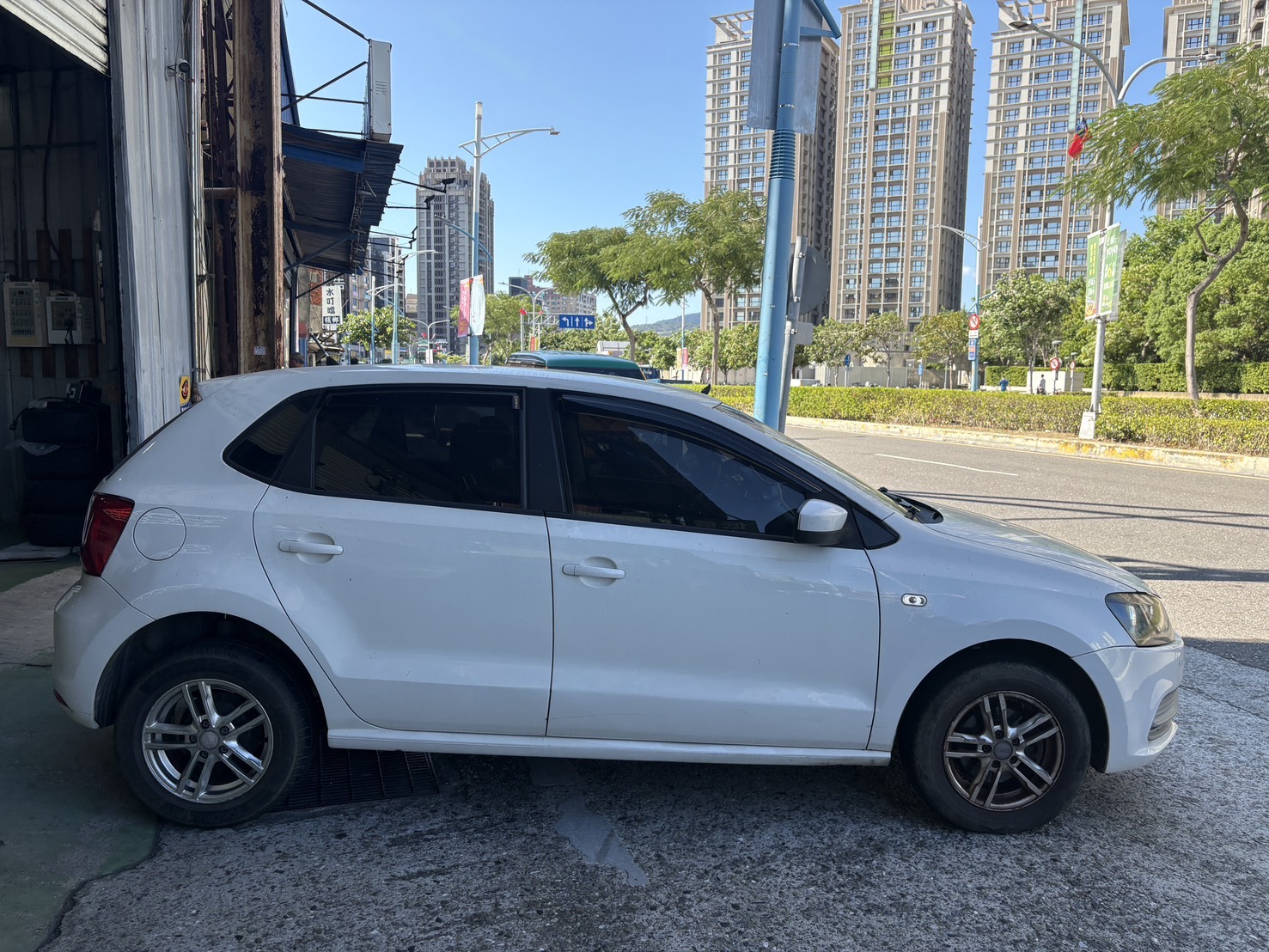 線上二手車估價為什麼和實際現場估車有落差?基本上主要在於雙方對車況的認知不同,小曾分析大概有以下因素。 1.車主故意隱瞞車況: 其實每個月都會碰到幾個知情但唬爛的,例如車子事故過就說自己不知道,有大條毛病現場查才知道~ 像我以前就遇過一直說他的BMW鏈條換過,但打死不給工單,鏈條一拉感覺很鬆,而且伴隨金屬敲缸聲。 經驗多了就知道有些客群會藏問題,現場和線上落差就會很大。 2.車主真的不知道自己的車況 有些車主真的是完全不懂車或者跟上一手買車不知情,所以車子以前有什麼受損、調錶都不太知道,過去現場看被查出來才一頭霧水。 甚至有些女車主是幫男朋友掛名而已,車子怎麼樣她完全自己不知道。 3.車商唬爛 當然我們不能清一色都歸咎客人有問題,車商有問題的也是有。 有很少數的車商會故意報高價卡客人,然後過去砍了五萬十萬和正常車商報價差不多。 也確實有些車商可以靠這招收到不少車,但相對來說他們花在爐客人時間和白跑時間非常多,要這樣玩也不是每一個車商都有辦法。 你思考看看常常去看自售車,一周看了十台過去都大砍價~就算你成功買到一台,那中間花的心力是多麼疲累。 我們比較不喜歡白跑,所以線上就報真的要收的價格,準確度還是看你的資訊真實性為主