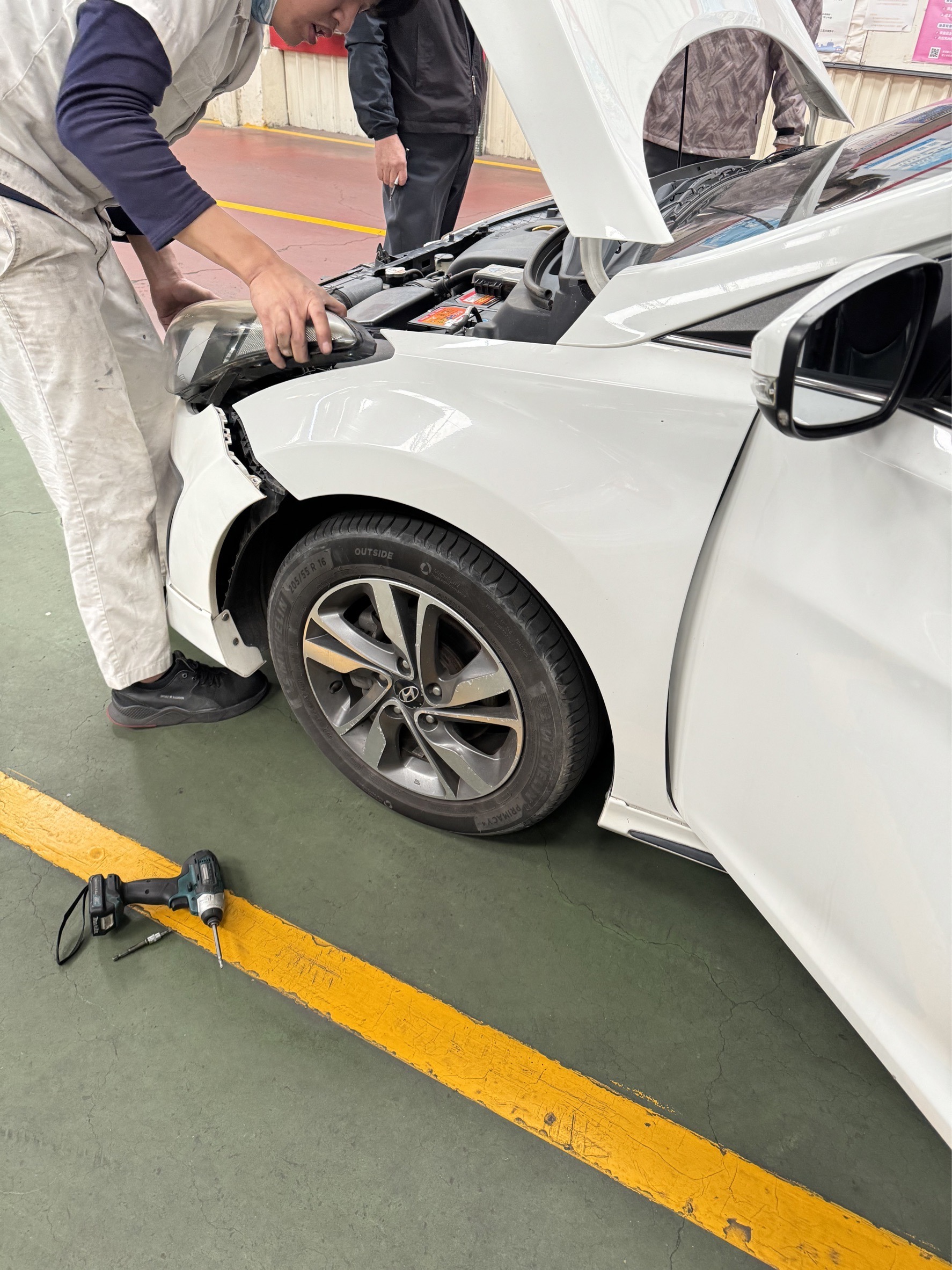 黃牛代辦過戶的5種狀況：1.改裝車需要驗車及調整  有些改燈、改排氣管、改框就很需要黃牛代辦 ，一種是有些黃牛本身有修車能力，可以用工具做拆換或者是深知監理站的bug可以破解 。另一種是某些黃牛跟監理站人員很熟，可能有什麼方式可以打通 ~總而言之可能會比你自己去調去換還好弄。   還有一個狀況是驗車時[輪胎偏移值]需要調整，這個比較常發生在外匯車新領牌的時候。 因為國外的輪胎偏移值設定有可能和監理站(台灣標準)有落差 ，所以你第一次開過驗車時可能在輪胎偏移那一關慧卡關。這時候就需要代辦用工具幫你橋或者是去輪胎行調整過 。 2.喜歡花錢省事 有些人就不想跟監理站人員囉嗦，甚至很多工作訊息要回覆。對他來說寧願花個五六百去給代辦跑~然後專心用手機處理工作的事情 。 3.二手車商節省人力時間成本 監理站代辦最大客群就是二手車商，通常他們會直接到車商店裡面牽車 ，這樣可以讓車商不用浪費時間去跑過戶那些 。因為每個月車商都有不少台，所以即便到府牽車也可以壓低到 1000以內 。 4.遠距離辦理過戶 如果距離太遠且不需要驗車單純跑文件流程的狀況下 ，寄到當地的監理站代辦會是比較好的方式 ，總比搭高鐵或者開車下去划算許多 。 5.需要開公會過戶  如果是個人或是沒加公會的車商只有行照影本 ，那麼你必須開公會才能過戶 。代辦業者都有辦法開公會幫你，這時候就一定要找代辦啦 !詳細可以參考賣車商流程 。