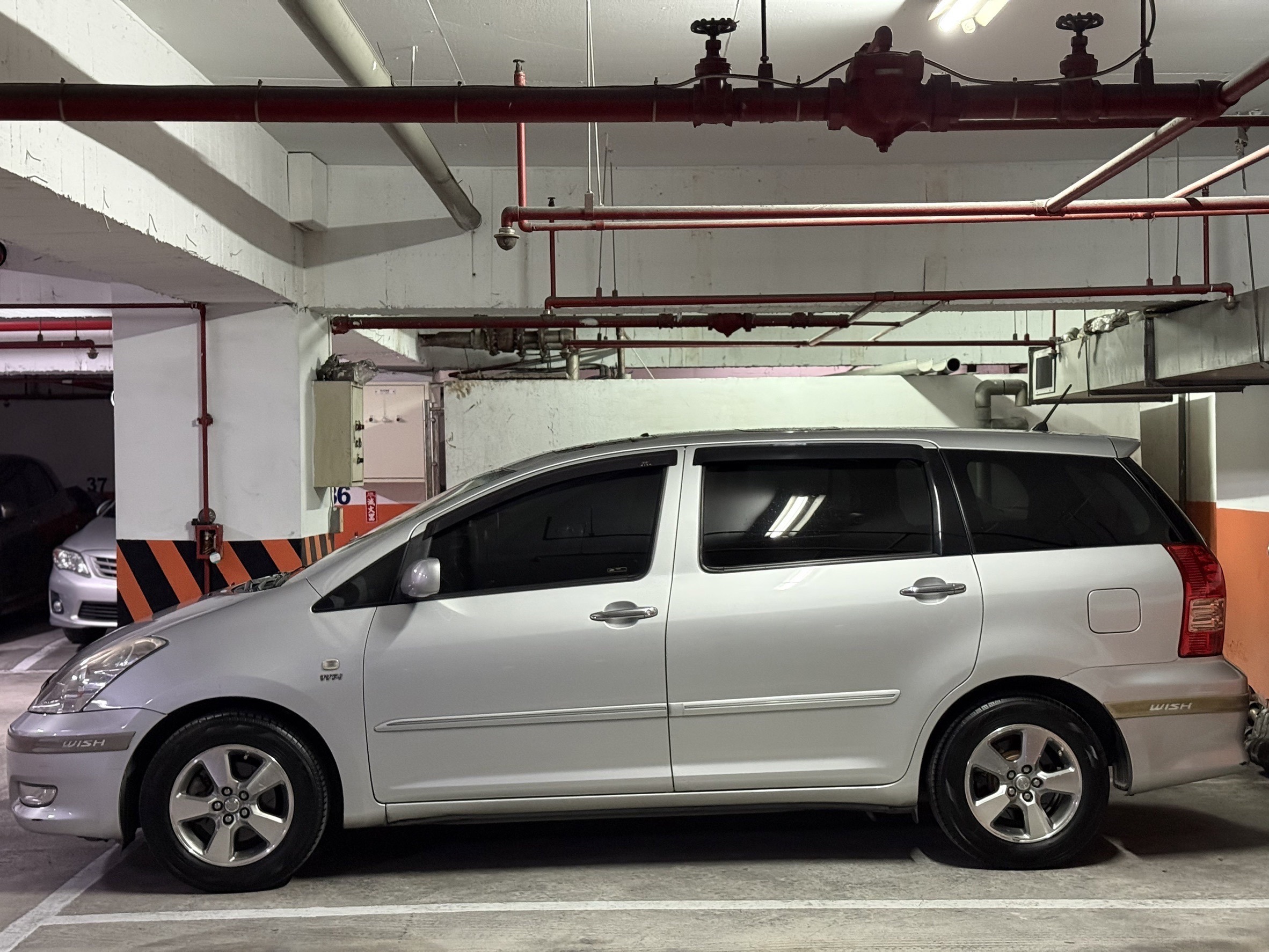 ▋延伸閱讀-開Toyota很丟臉?
上次看兩千的影片,有一些人覺得開toyota很丟臉還是怎樣的。其實真的懂車的修車師傅、賣車業務,幾乎8成以上都是開Toyota>原因很簡單,不會壞、省油、好轉手。
不信你去打聽一些做高級車甚至做超跑的人,他們代步或公務車是什麼?當然還是Toyota。
我們這些車商聽到同行開toyota,完全不會覺得丟臉,反而是一個很正常的現象。他開一台馬莎還是路虎代步,我們才會覺得不正常。
假設我開車去買個飲料開台店裡的牛代步,油錢貴就算了、撞到修很久又很貴,車身很矮很難停~搞得自己壓力很大。身為聰明人本來就是做事不找自己麻煩。
真的做二手車做很久的人,很貴的車根本連動都不想動,就是不想要沒事多花錢。那你說Toyota就是平民開的爛車?雙B才屌?開出去沒妹喜歡?
請問你,暴力鴨、阿法、皇冠、GR86,這些是廢物車嗎?新車價你可以去查看看多少?那你開BMW118i、賓士A180 又有多貴?
你開toyota會沒事噴你丟臉的,大多數都是不懂的人。內行懂車的專家很多都是開Toyota代步,你多去認識做車的人就知道我說的是真假。